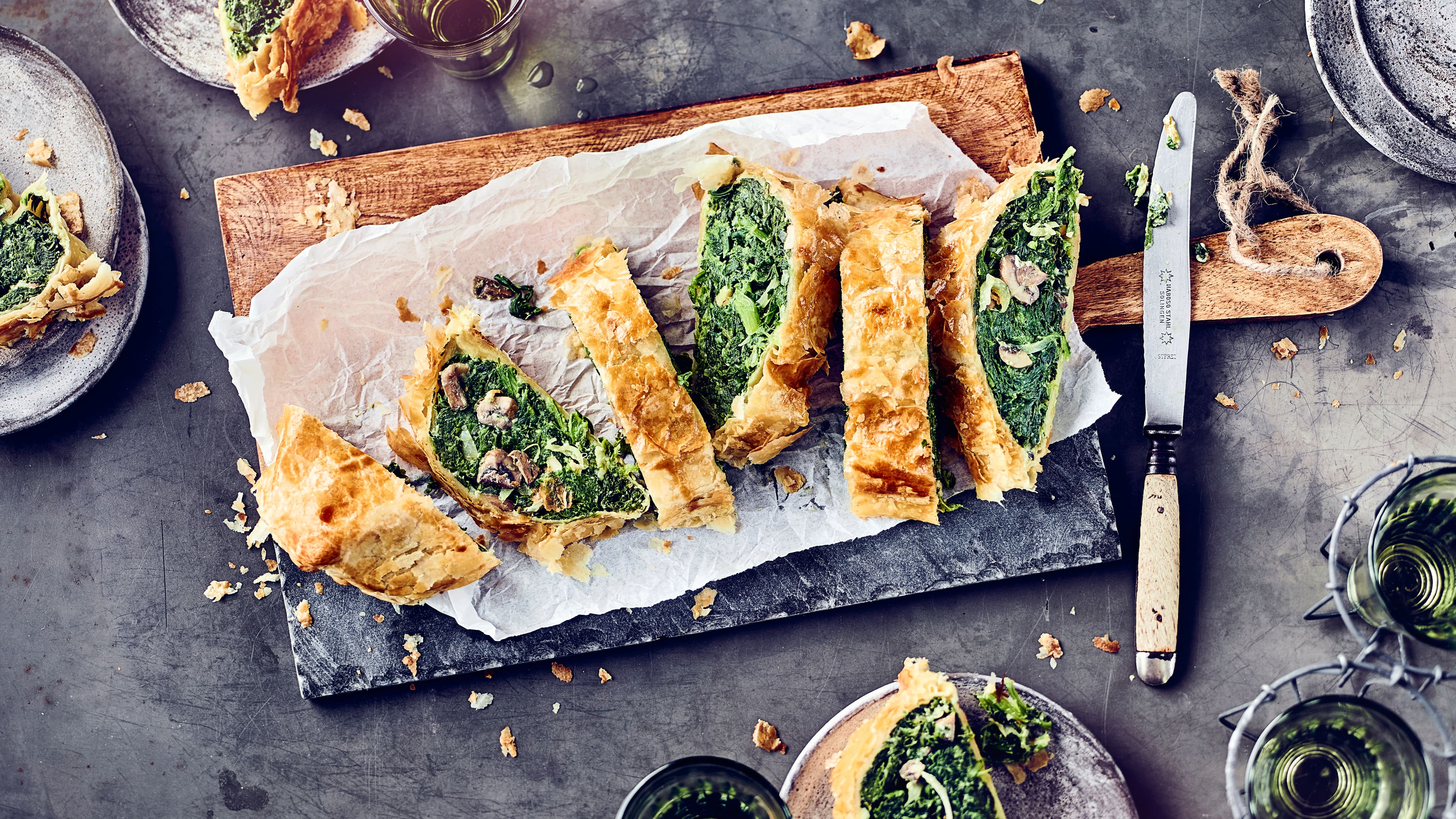 Gemüsestrudel Eine köstliche Kombination aus Blätterteig, 2erlei Gemüse und Ziegenkäse: Unser Rezept für einen Gemüsestrudel aus dem Backofen ist schnell und einfach zubereitet und schmeckt lecker würzig.
