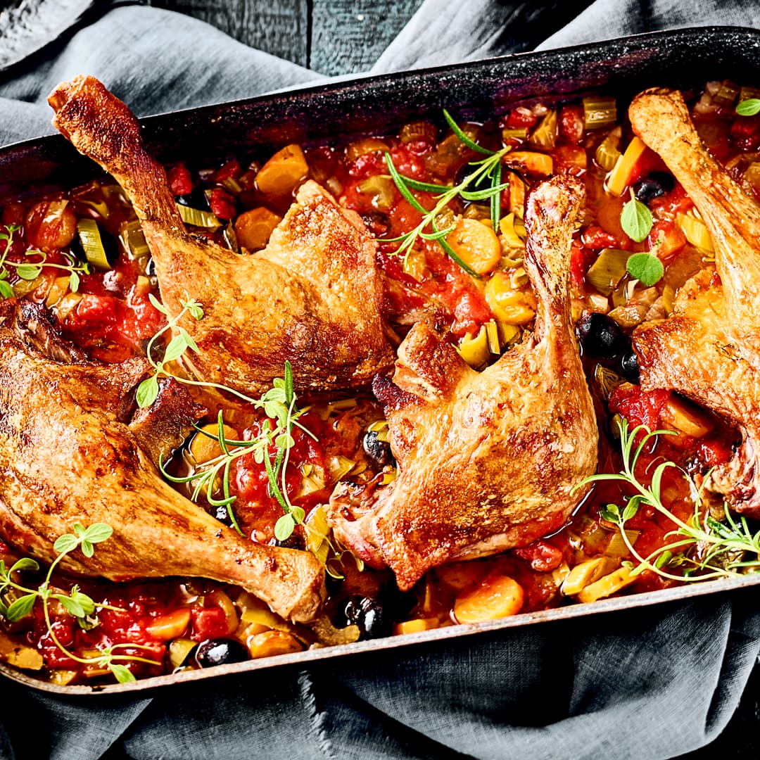 Gerichte mit Geflügel sind nicht kompliziert: Probieren Sie unser Rezept für geschmorte Entenkeule mit Tomate, Lauch, Staudensellerie, Karotte und schwarzen Oliven – einfach und lecker!