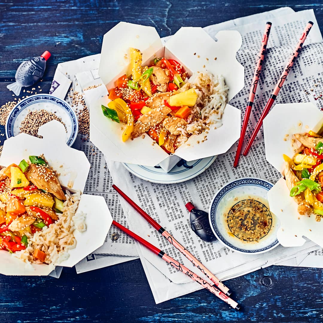 Süß-saures Gericht mit asiatischem Flair: Probieren Sie unser mariniertes Hähnchen-Geschnetzeltes mit Ingwer, Chili, Sesam und frischer Ananas – fertig in 40 Minuten!
