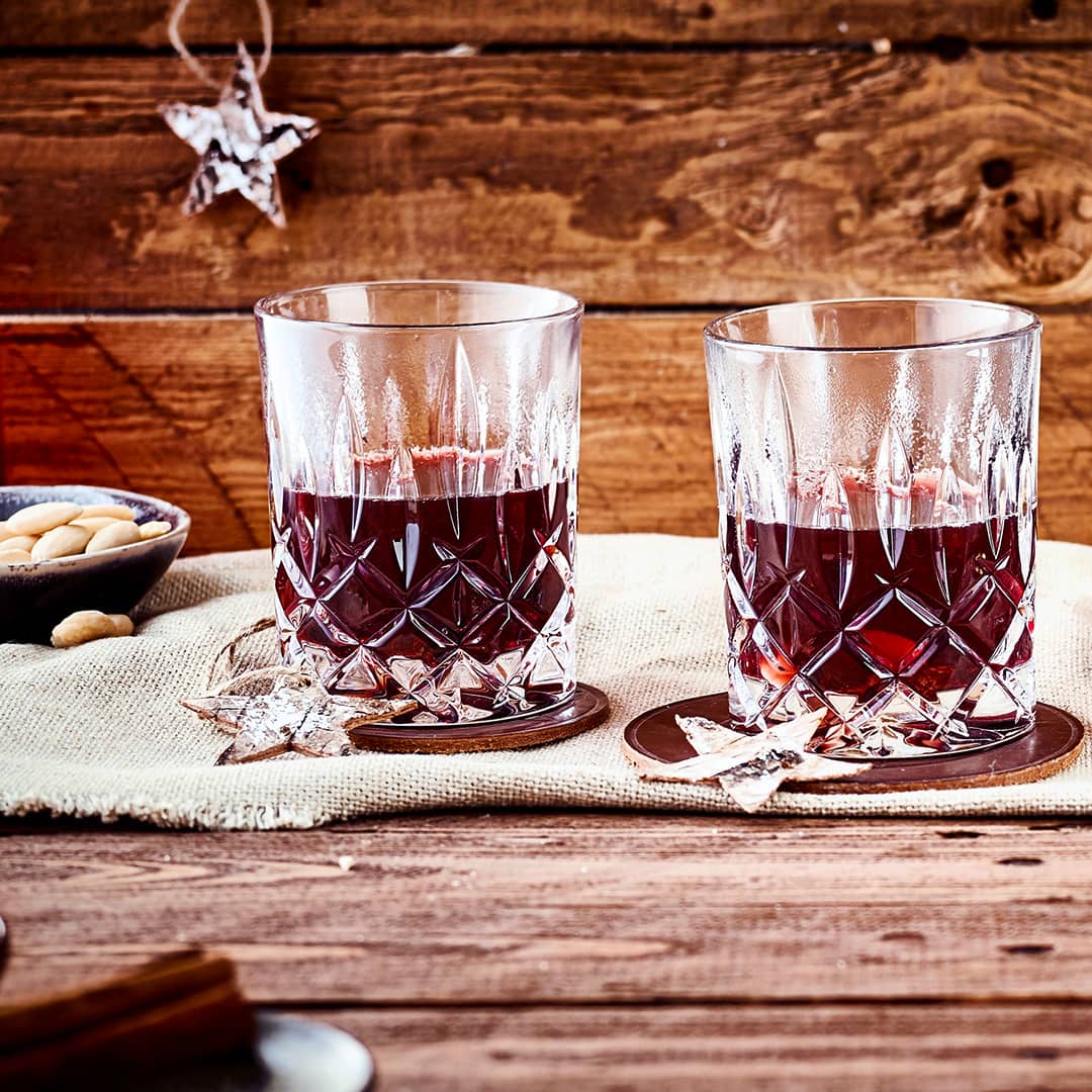 Genießen Sie diese schwedische Glühwein-Variante an kalten Tagen: Unser Glögg wird aus Rotwein, Rosinen, Mandeln und Weinbrand zubereitet – wohl bekomm's!