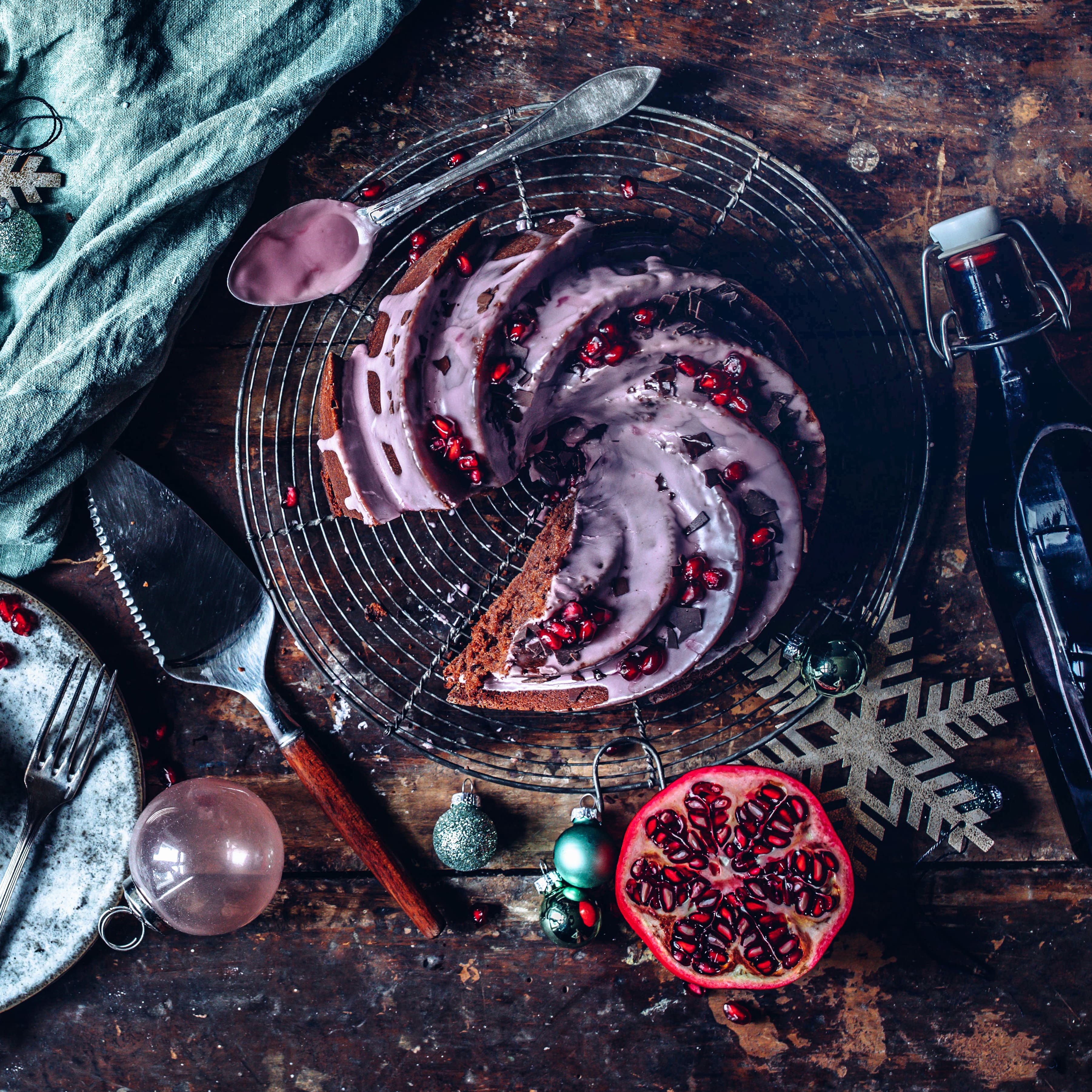 Der Glühwein gibt unserem Kuchen ein herrliches Aroma und gibt dazu der Glasur die schöne Farbe: Probieren Sie einmal unser Rezept für einen selbstgemachten Glühweinkuchen – perfekt für die Adventszeit.