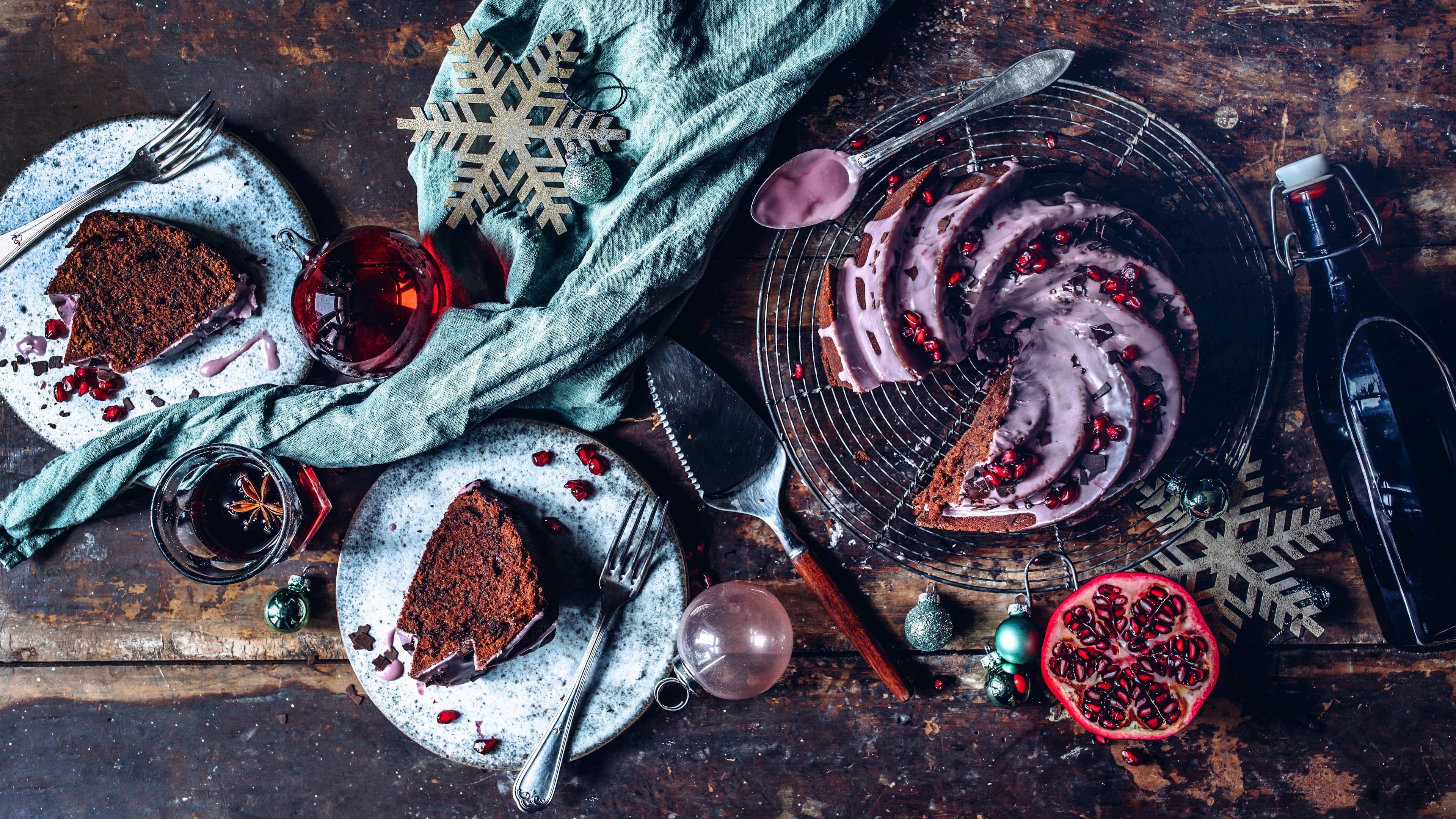 Glühweinkuchen Der Glühwein gibt unserem Kuchen ein herrliches Aroma und gibt dazu der Glasur die schöne Farbe: Probieren Sie einmal unser Rezept für einen selbstgemachten Glühweinkuchen – perfekt für die Adventszeit.
