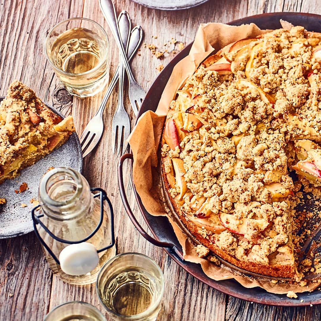 Wer auf Gluten verzichten möchte oder muss braucht Rezeptalternativen. Zum Beispiel unser Rezept für glutenfreien Apfelkuchen mit leckeren Streuseln.