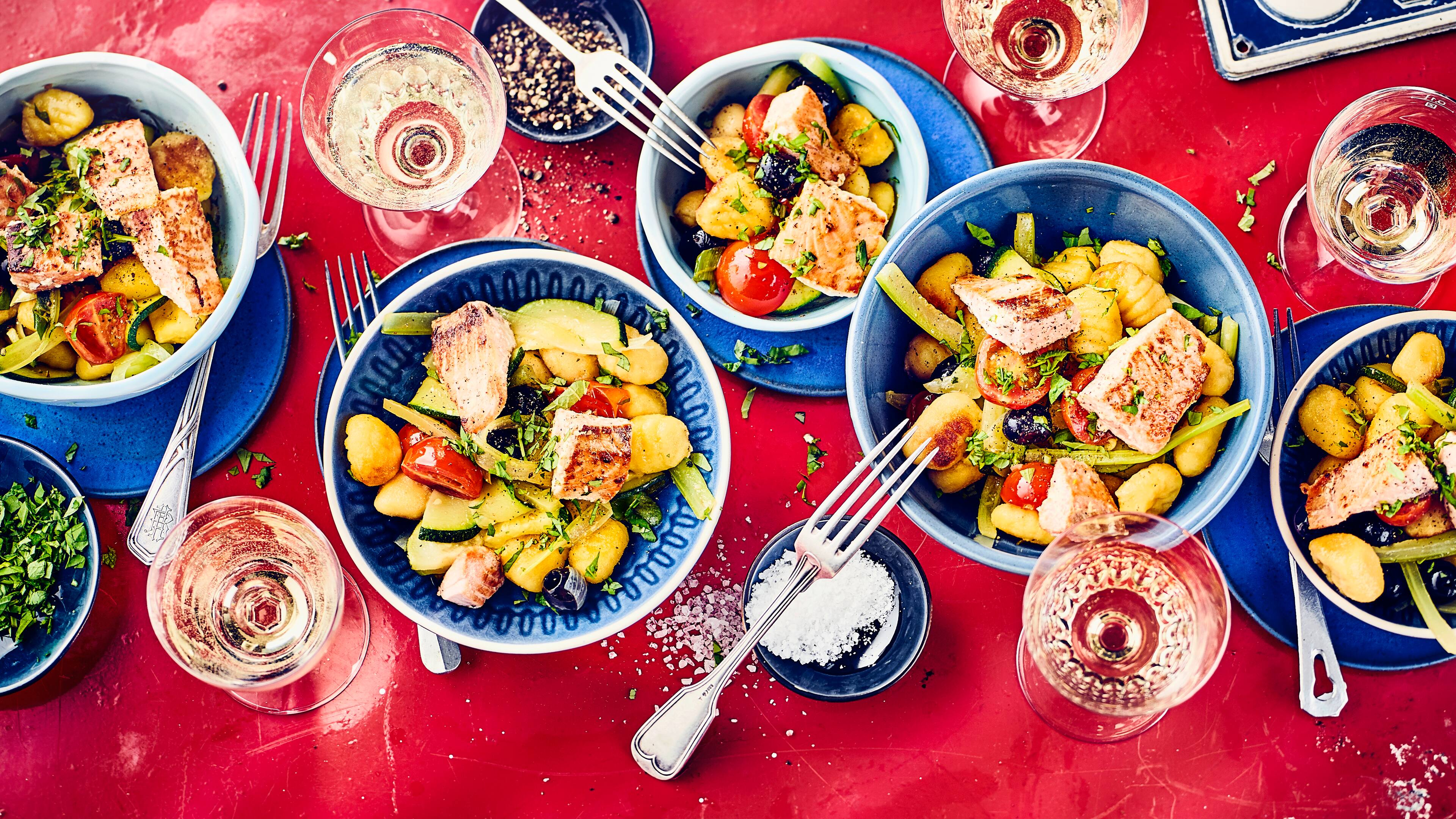 Gnocchi mit Lachs Bereiten Sie mit unserem Rezept und knackfrischen Zucchini, Cocktailtomaten, aromatischen Kräutern und saftigem Fischfilet leckere Gnocchi mit Lachs zu.