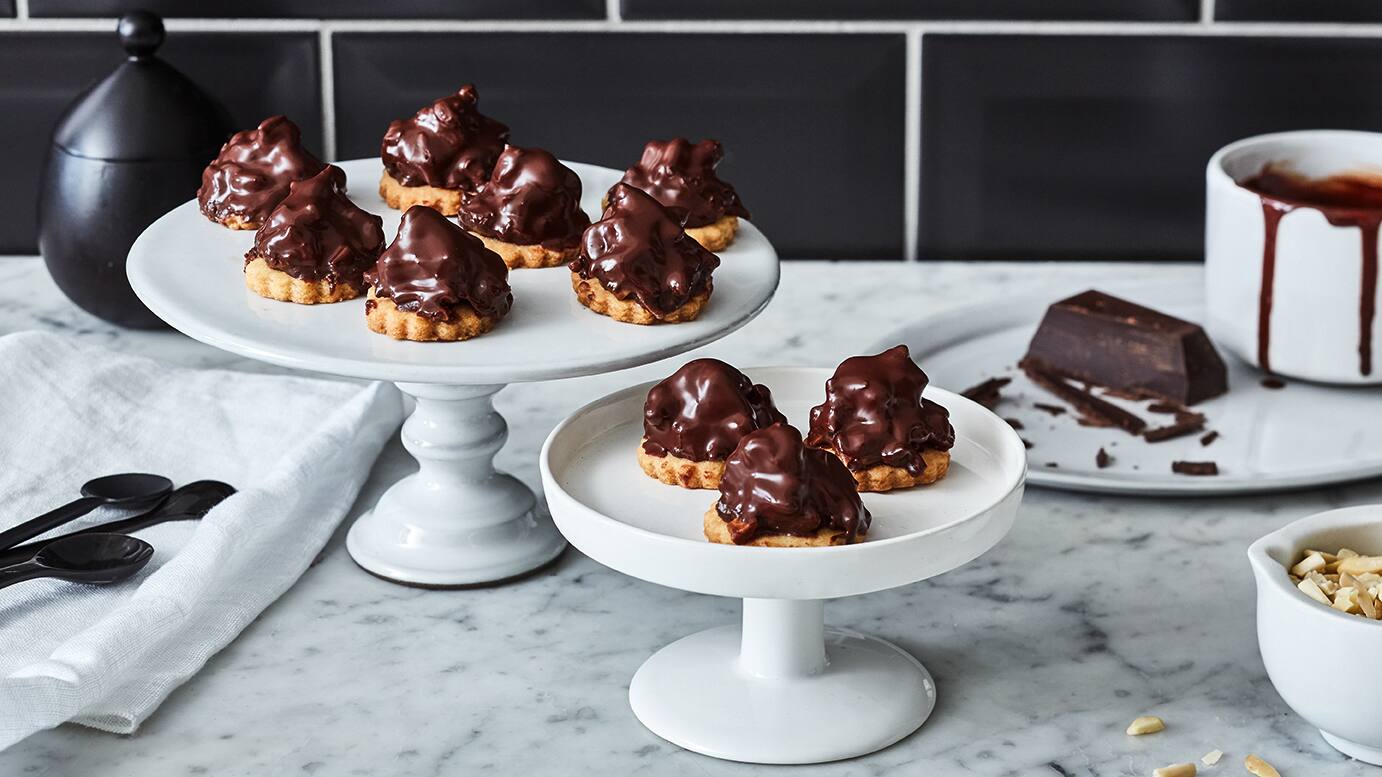 Granatsplitter Traditionell aus anfallenden Resten bei der Tortenproduktion hergestellt, finden wir die kleinen Granatsplitter mit Schokohaube so lecker, dass wir sie unbedingt auch so zubereiten möchten.