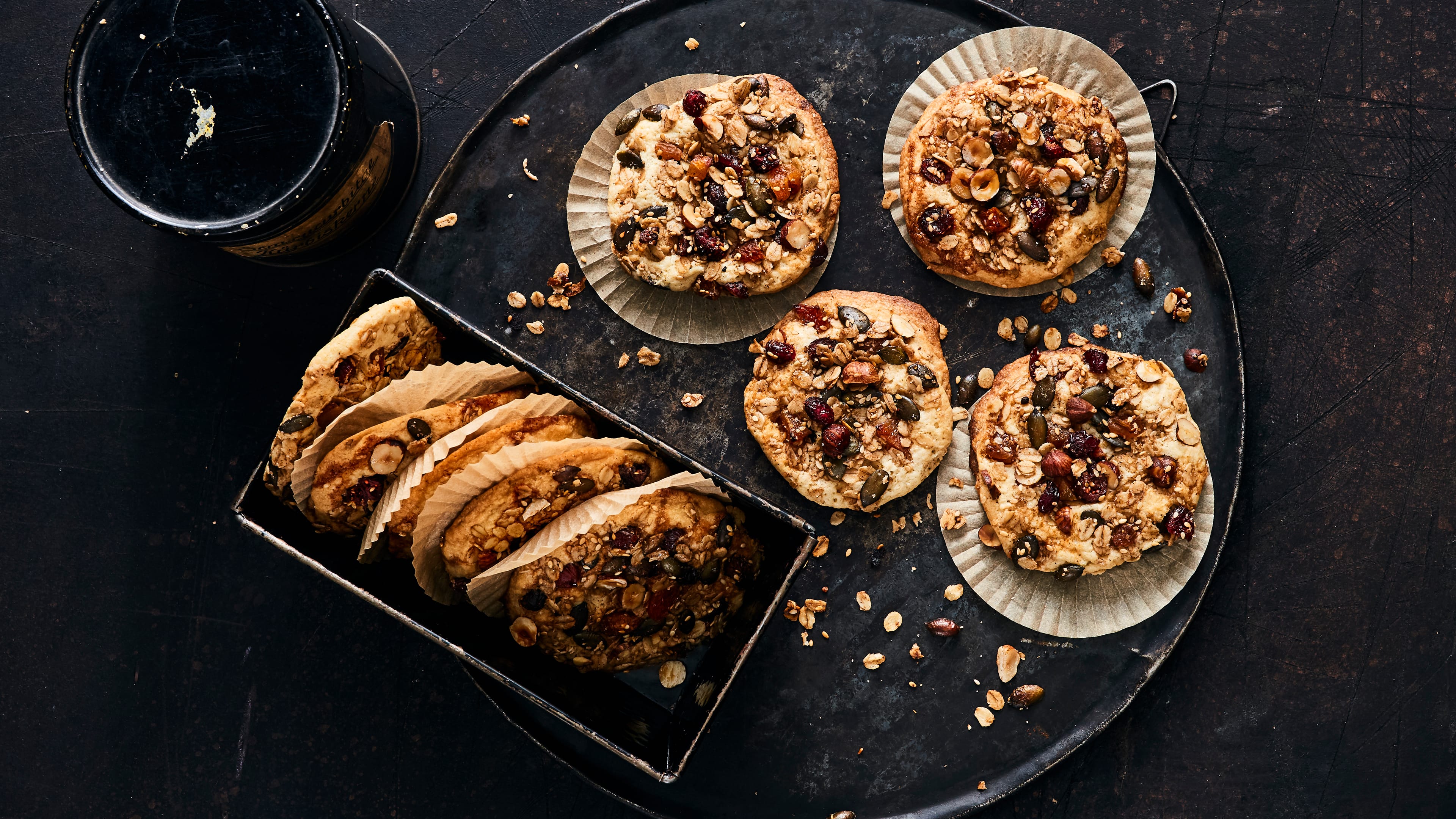 Granola-Cookies mit Mandeln und Cranberries Selbstgemachtes Knuspermüsli und dann auch noch in Cookie-Form: Unsere Granola-Cookies mit Mandeln und Cranberries schmecken herrlich knusprig und kernig!