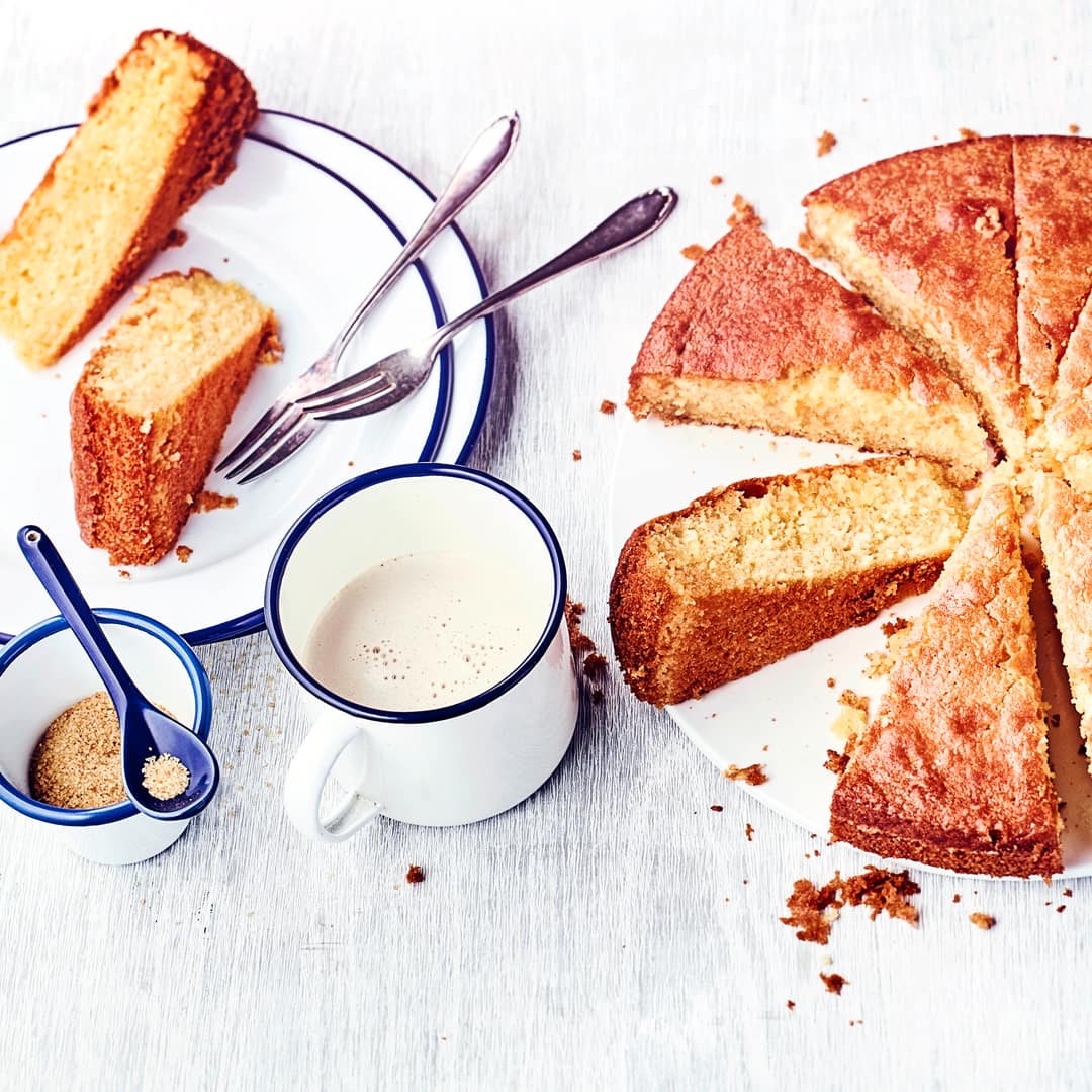 Probieren Sie unser Grießkuchen-Rezept aus Griechenland aus und backen Sie einen saftigen Kuchen, dem Orangen und Zitronen ein fruchtiges Aroma verleihen.