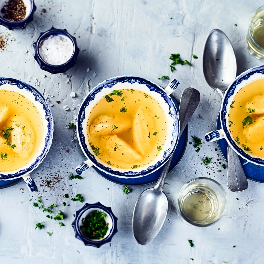 Köstliche Grießnockerl ganz einfach selbstgemacht. Alternativ können sie auch direkt in einer vorbereiteten Suppe garziehen und mit der Suppe serviert werden.