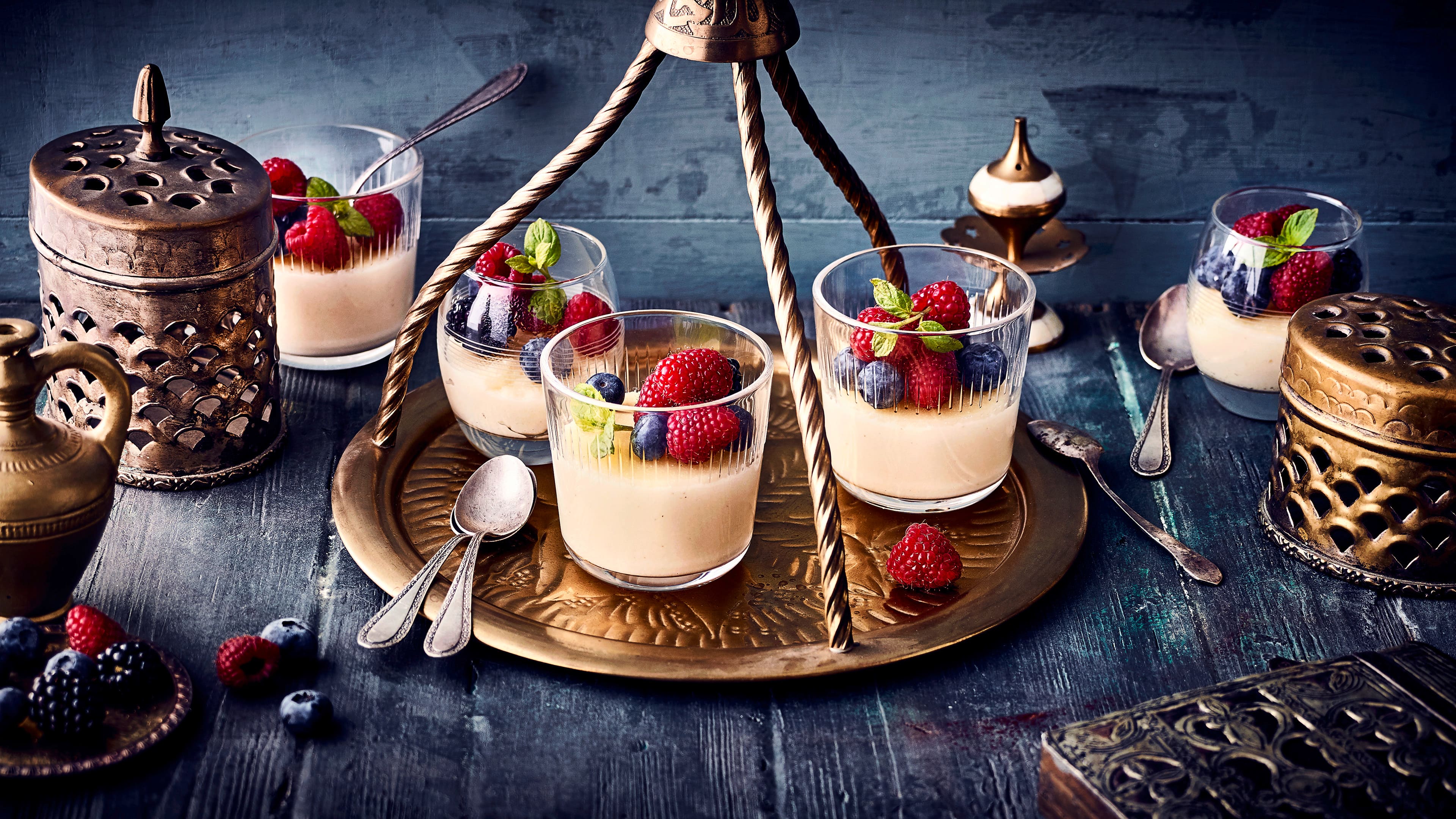 Grießpudding Mit unserem Grießpudding-Rezept bereiten Sie ein Dessert auf orientalische Art zu, ganz ohne Milch, dafür mit zerlassener Butter. Gleich ausprobieren!