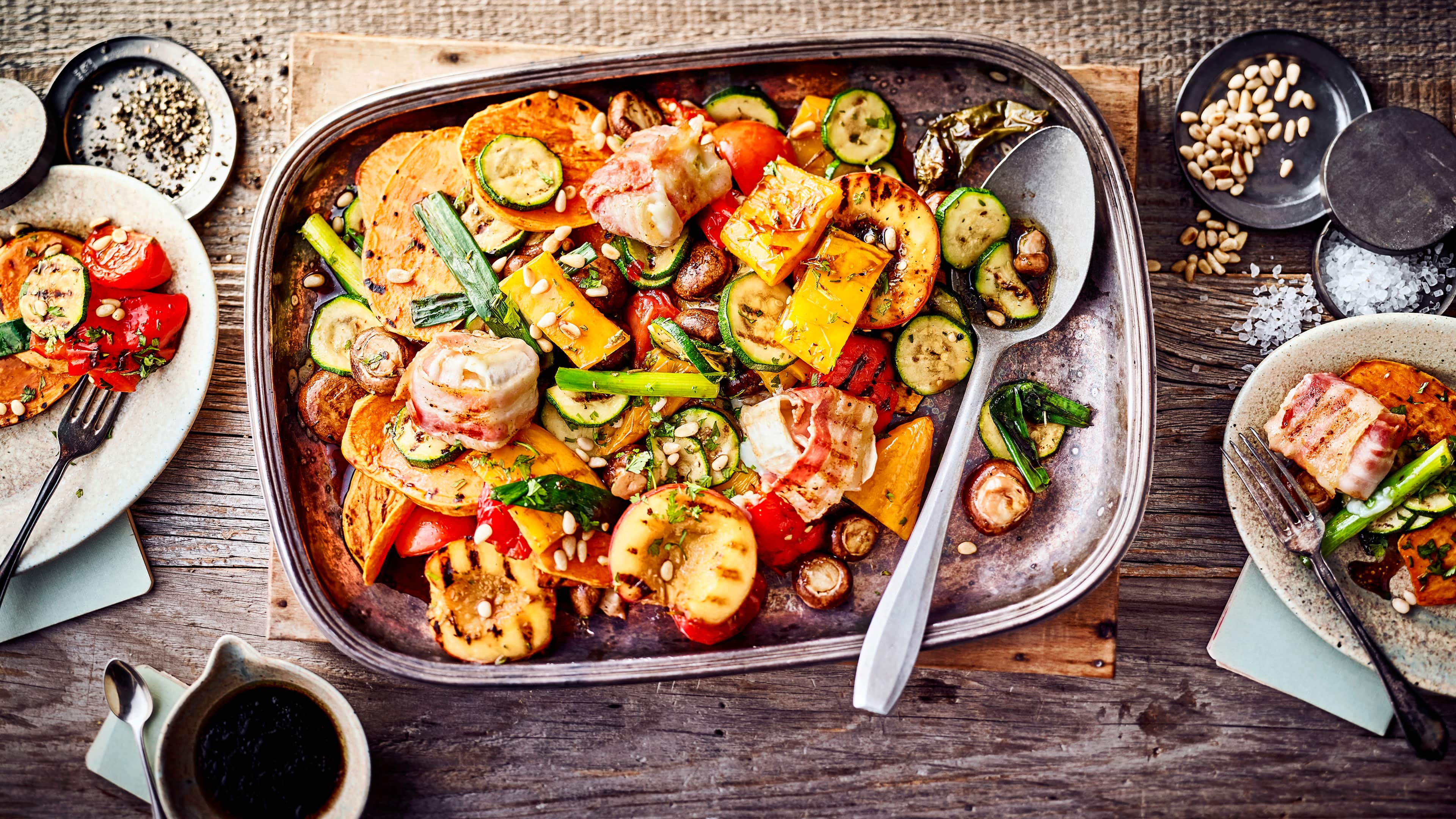 Grillgemüse-Salat Allerlei Gemüse aromatisch gegrillt und mit Bacon-Ziegenkäse Talern kombiniert ergibt unser Rezept für einen sommerlichen Grillgemüse-Salat.