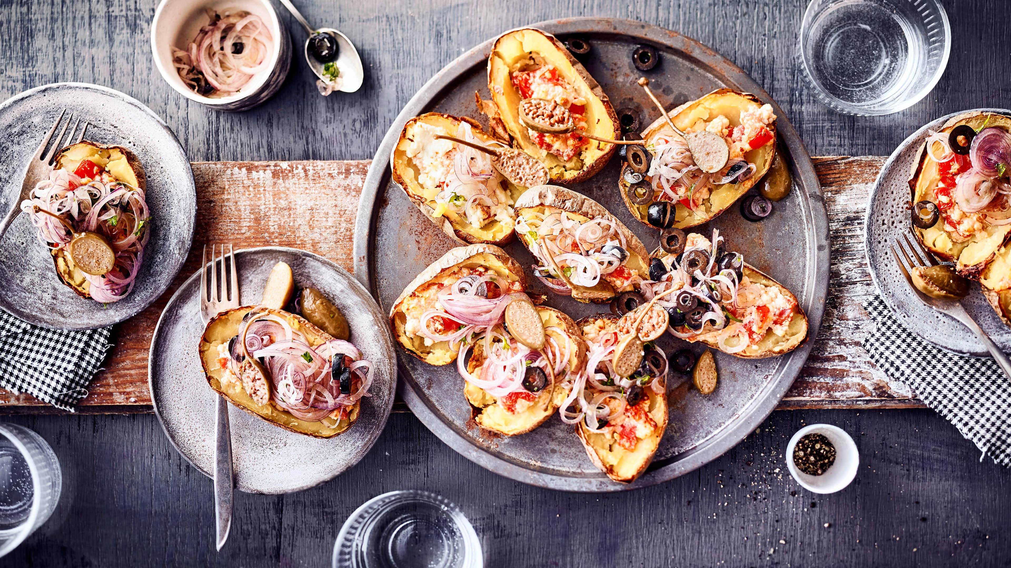 Grillkartoffeln Grillkartoffeln mit selbstgemachter Tomaten-Feta-Füllung schmecken herrlich aromatisch und würzig und lassen sich ganz einfach vorbereiten.