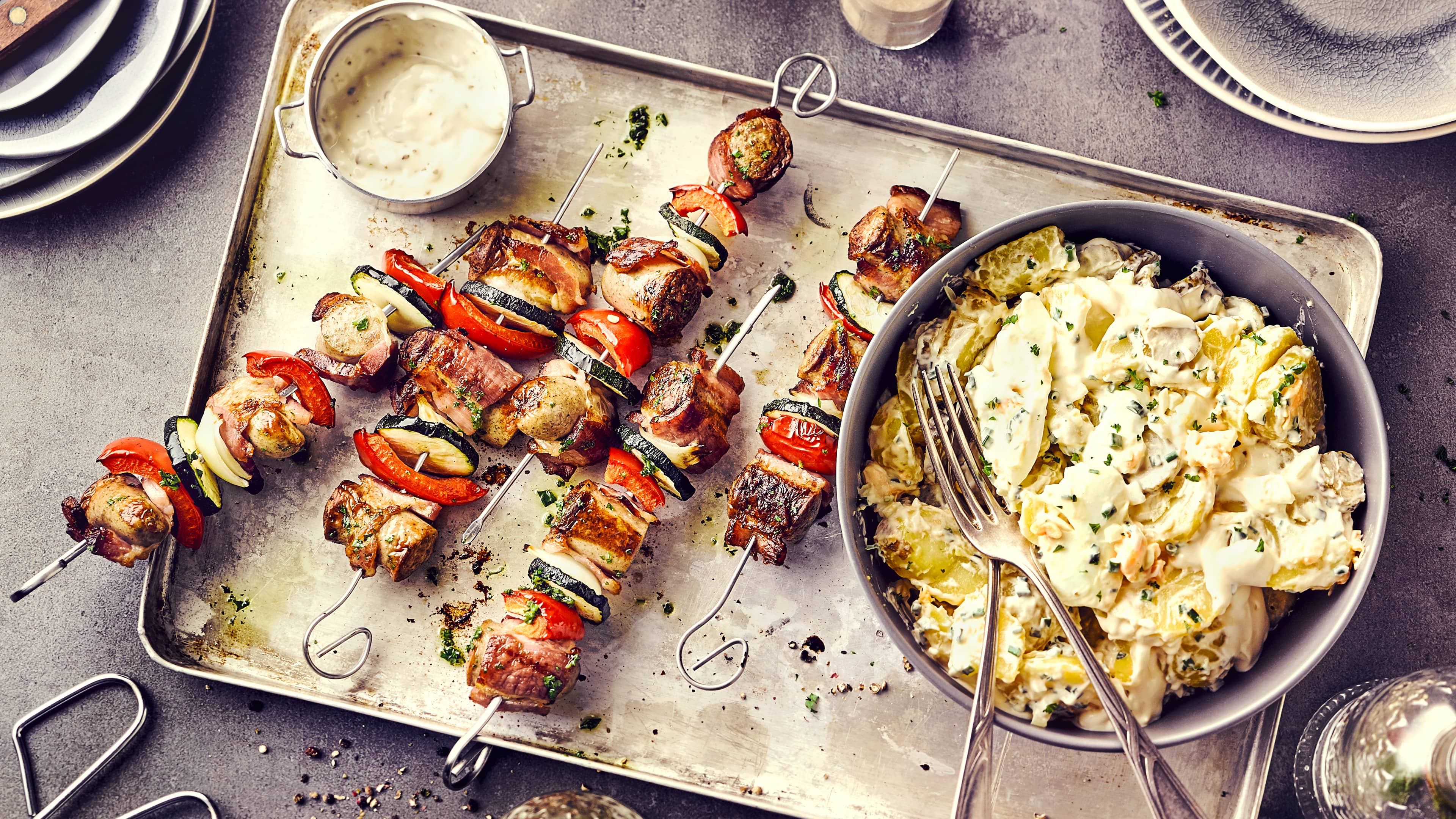 Grillspieß an Kartoffelsalat Grillspieß an Kartoffelsalat