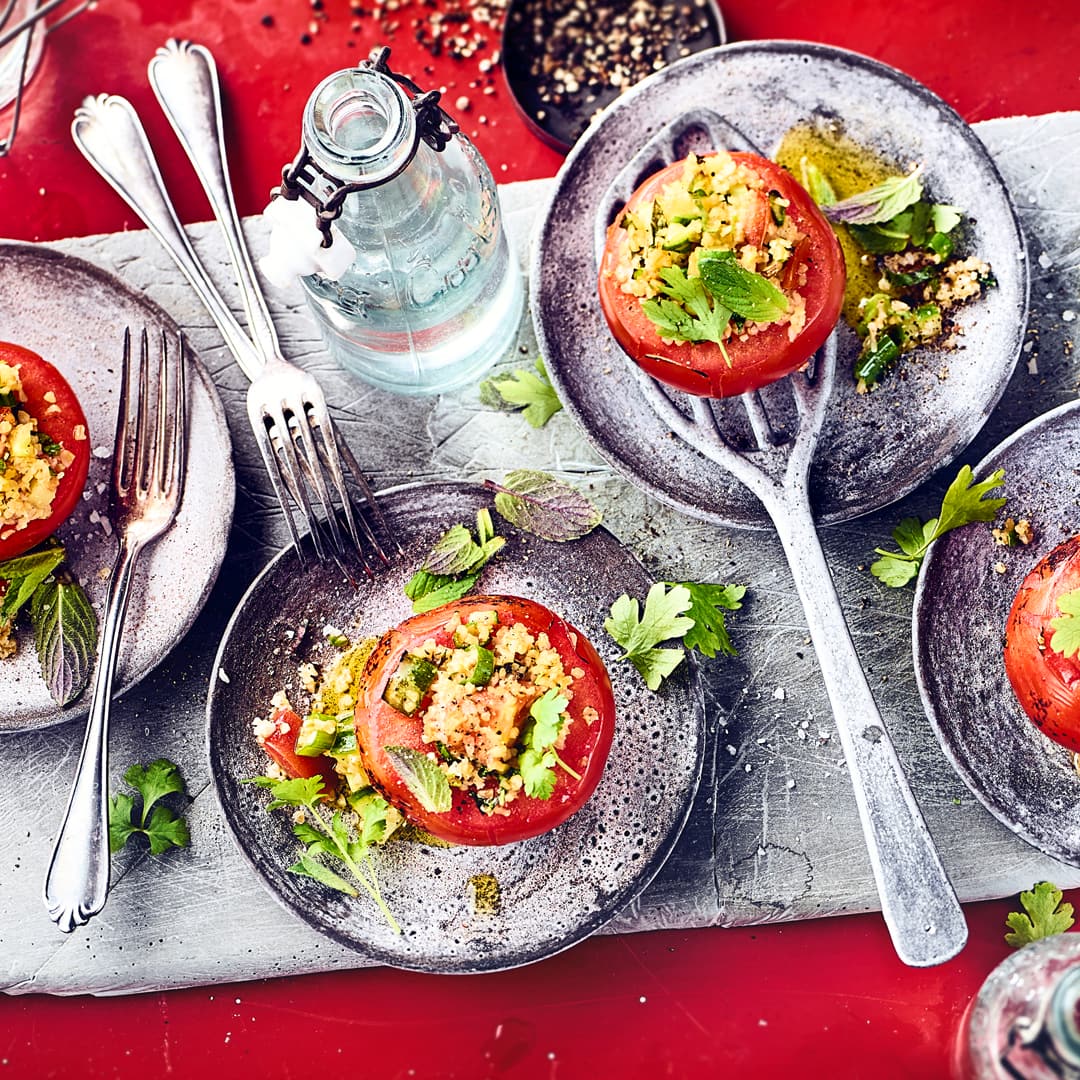Genießen Sie dieses schnelle, vegetarische Gericht als Snack oder Beilage: Probieren Sie unsere Grilltomate mit pikanter Füllung aus Bulgur, Tomate, Gurke und Lauch – fertig in 30 Minuten!