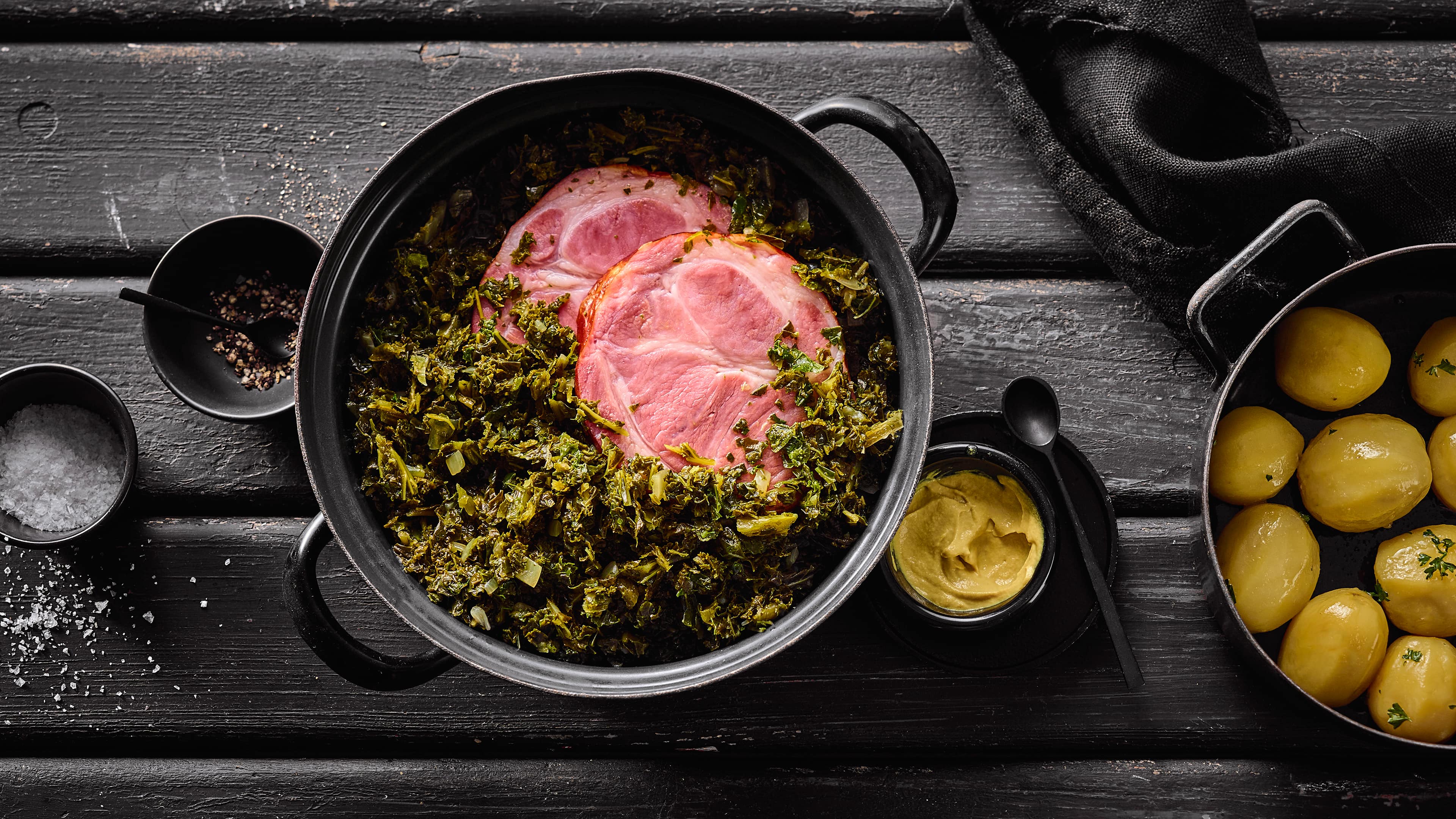 Grünkohl Mit unserem Rezept gelingt Ihnen diese Spezialität aus Norddeutschland: Probieren Sie unseren Grünkohl mit Kartoffeln, Schweineschmalz und Kasseler-Einlage!