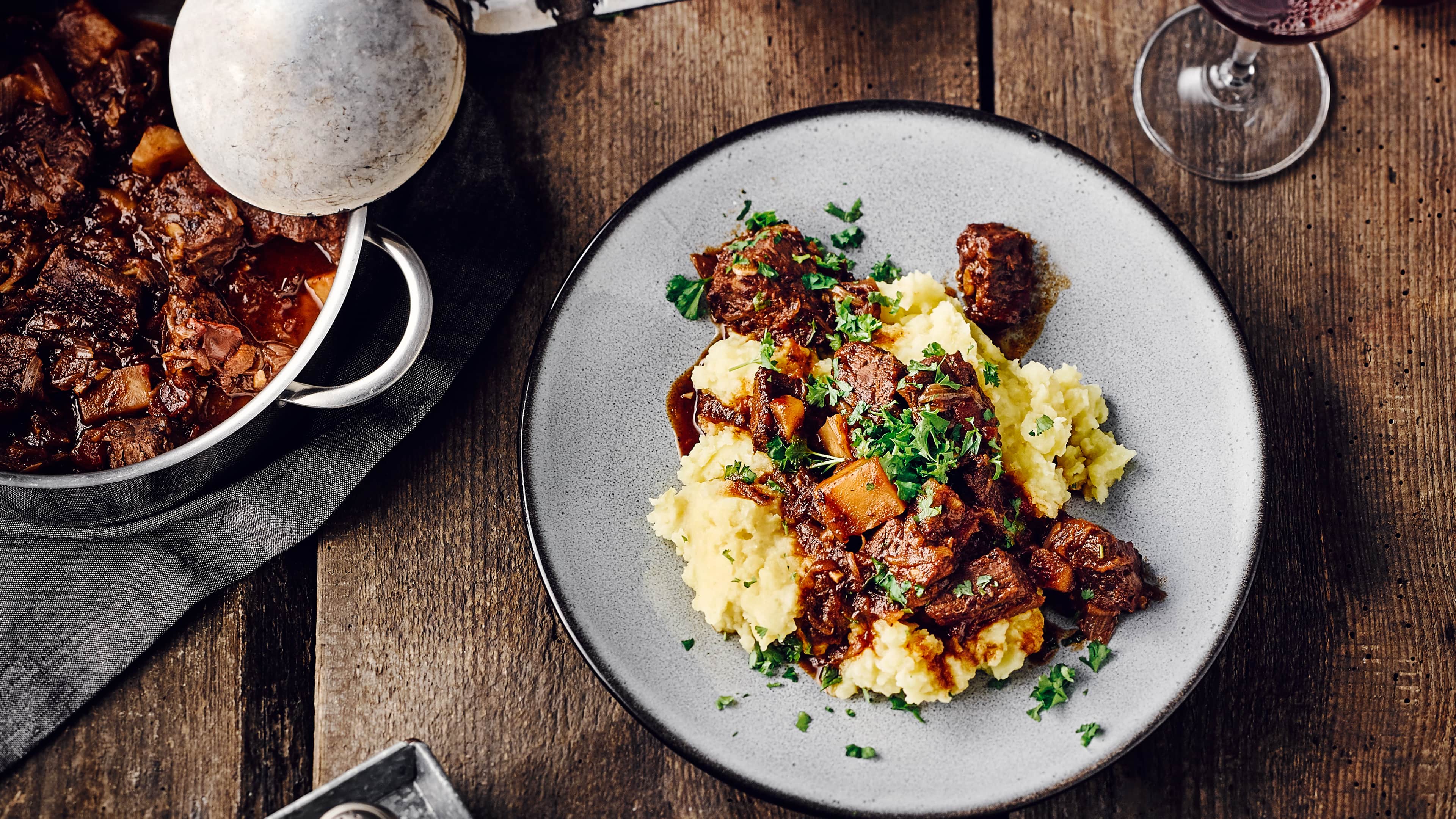 Gulasch an Kartoffelpüree Unser Tipp für ein deftiges Wintergericht: Probieren Sie unser Rindergulasch mit Knollensellerie, würzigen Zwiebeln und getrockneten Aprikosen! Dazu gibt es Kartoffelpüree mit Apfel.