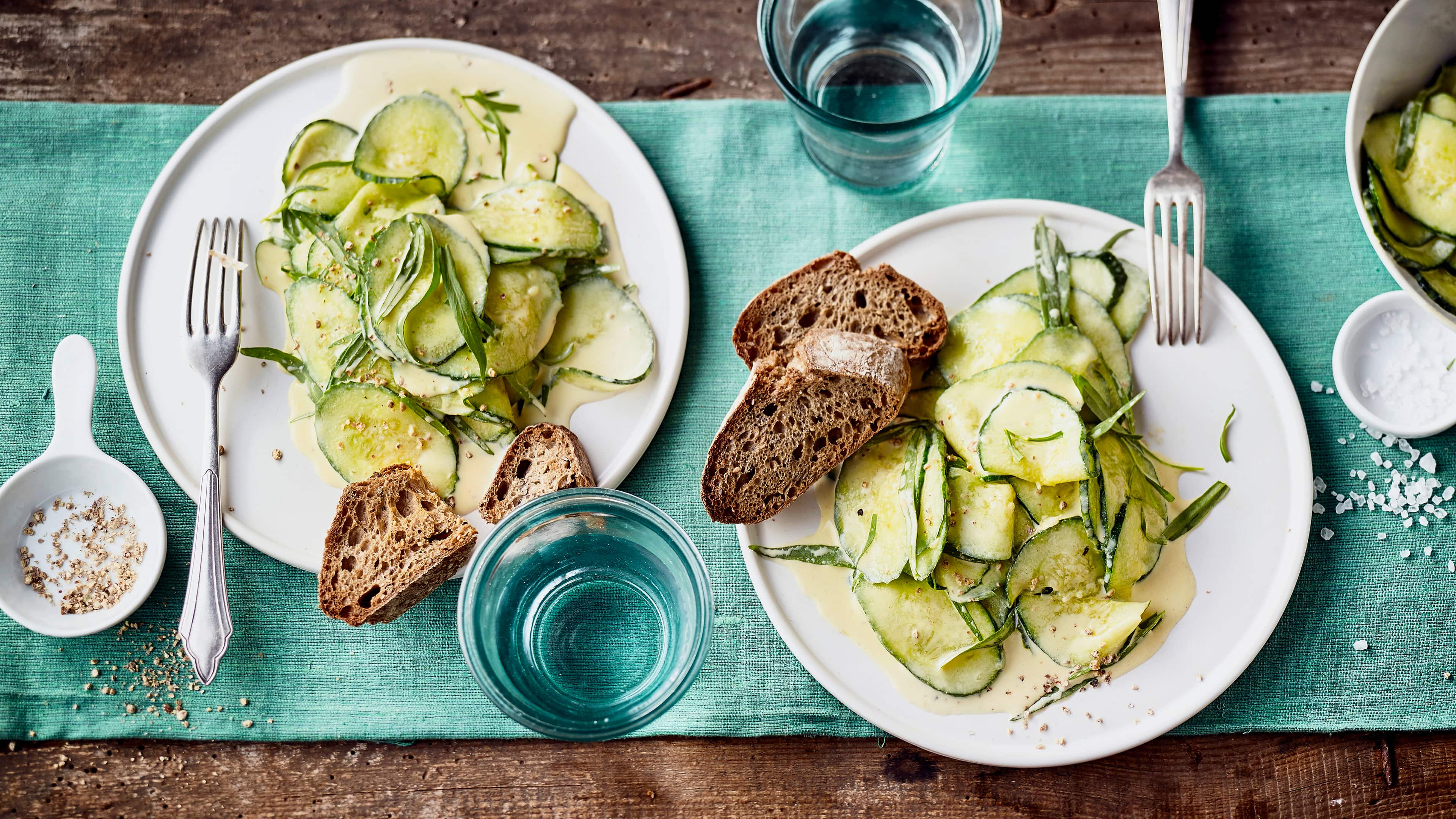 Gurkensalat mit Estragon Bereiten Sie mit unserem Rezept in nur 20 Minuten einen leckeren vegetarischen Gurkensalat mit frischem Estragon, mittelscharfem Senf und Orangensaft zu.
