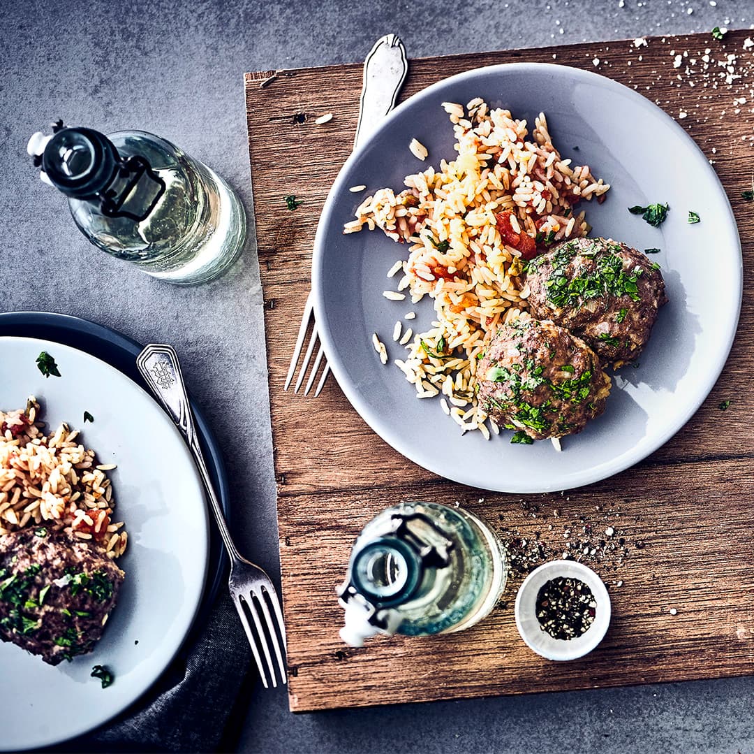 Schnelles Gericht zum Sattessen: Probieren Sie unsere Hackfleisch-Schafskäse-Fladen mit pikantem Tomaten-Reis – mediterran und lecker!