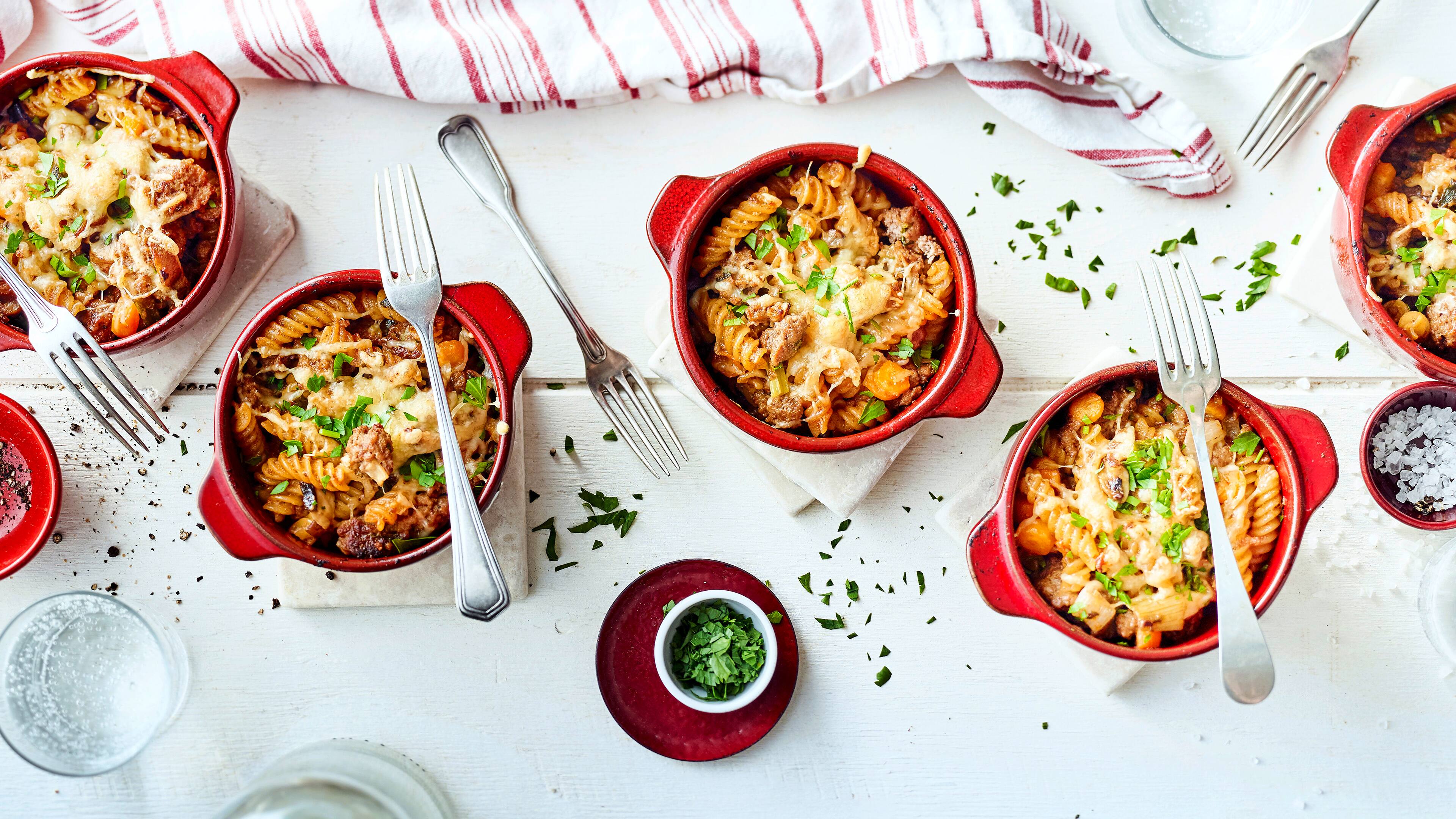 Hackfleisch-Pilz-Auflauf Leckerer Auflauf mit Nudeln, Hackfleisch, Champignons, Möhren und Lauch in einer würzigen Frischkäse-Sauce.