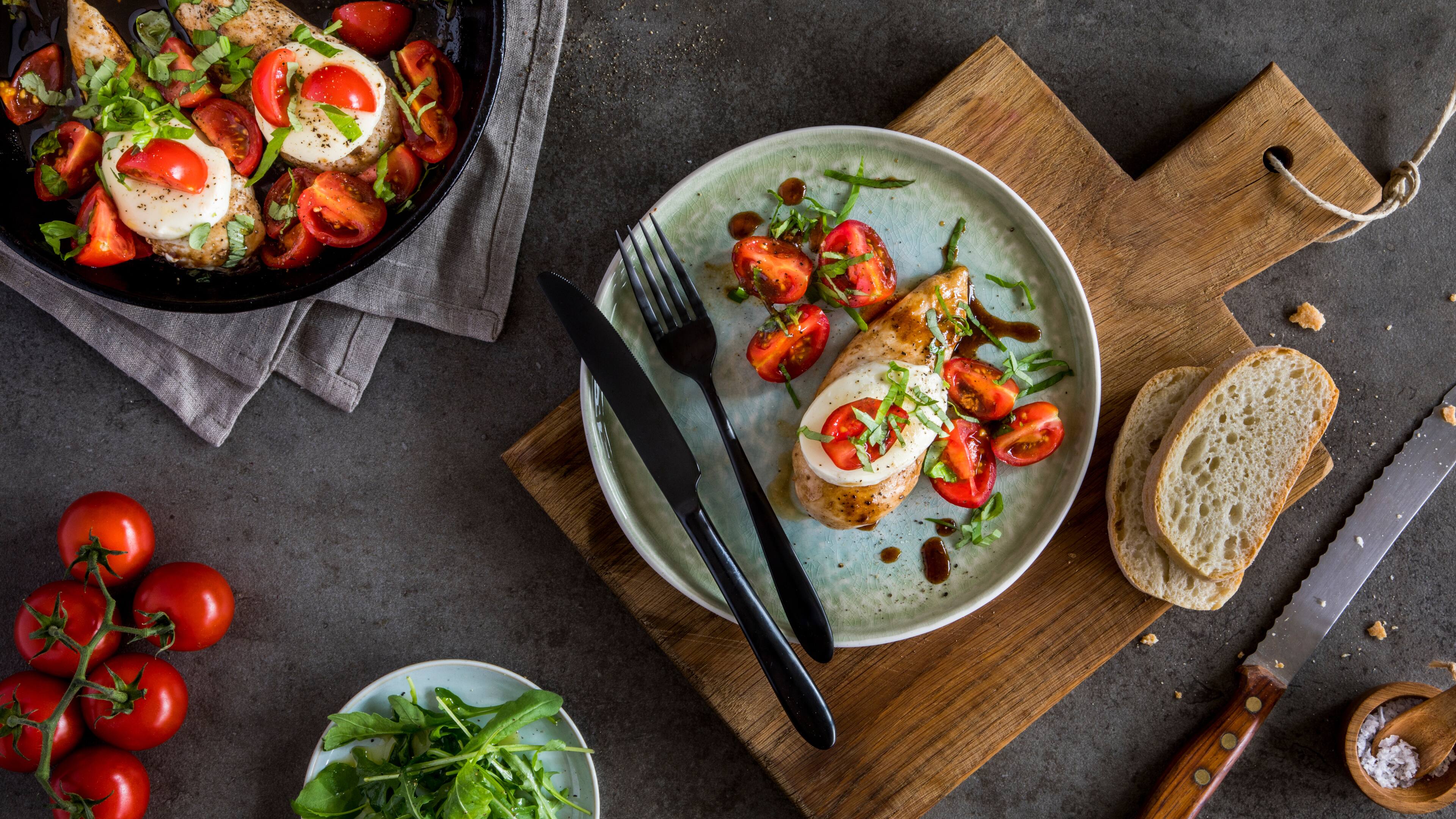 Hähnchen Caprese Unser Rezept für Hähnchen Caprese mit Mozzarella, Rispentomaten, frischem Basilikum und Rucola ist die ideale Mahlzeit für mehr Power – gleich ausprobieren!