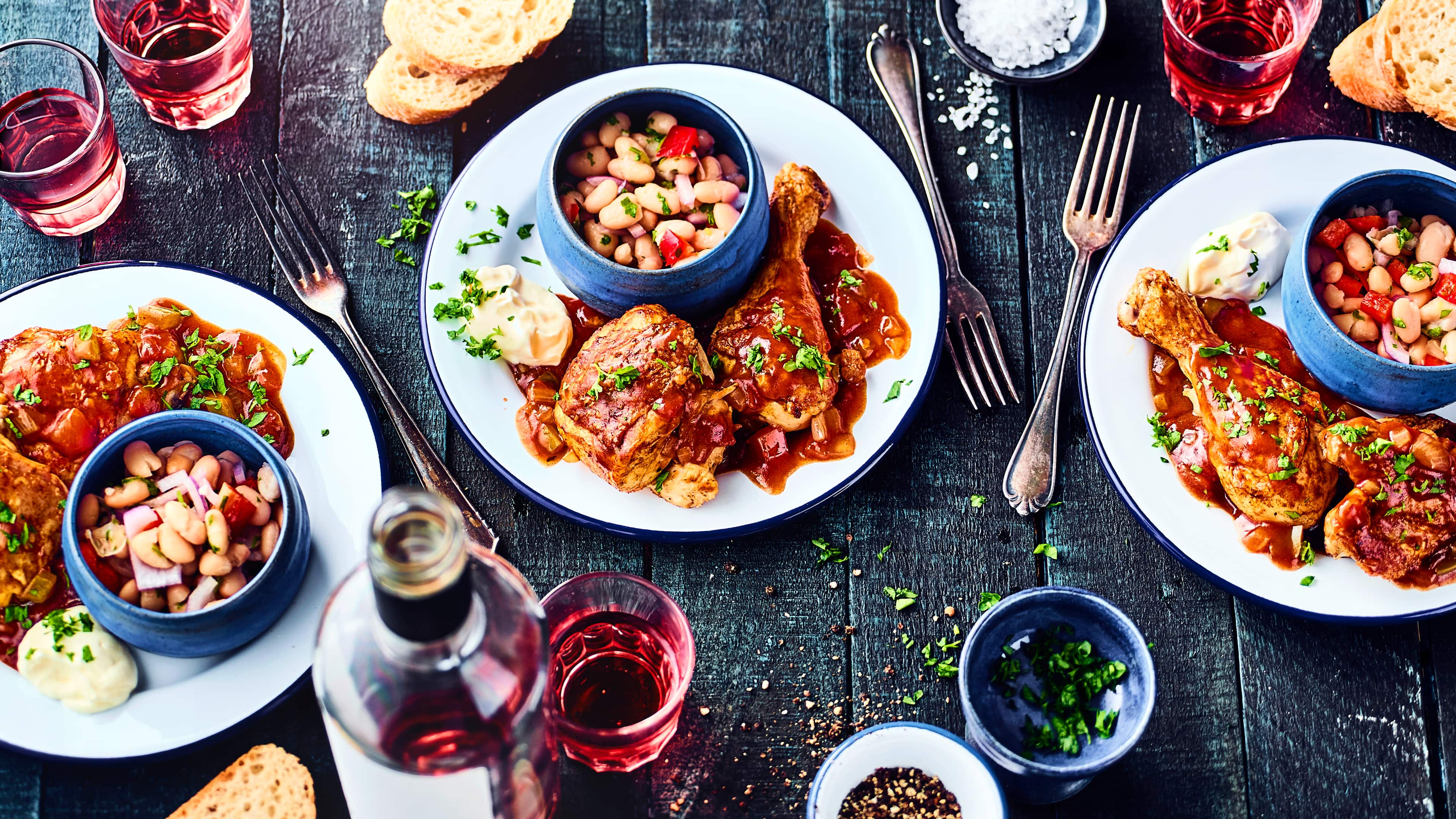 Hähnchen Schmortopf Unser Tipp für ein Geflügelgericht: Probieren Sie das Hähnchen aus dem Schmortopf mit Spitzpaprika, Tomate und saurer Sahne – würzig und lecker!