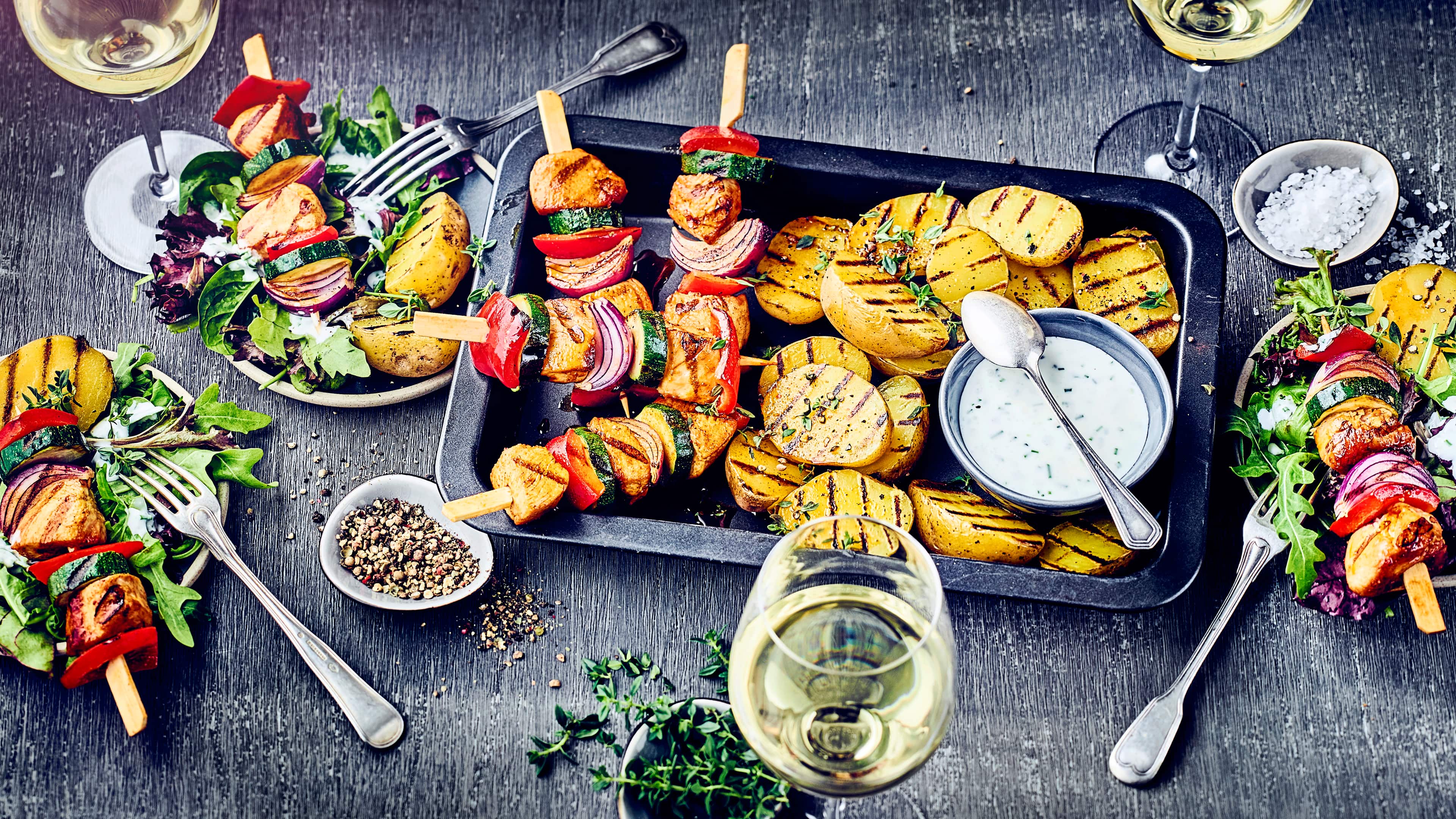 Hähnchen-Spieße mit Salat Hähnchen-Spieße mit Salat