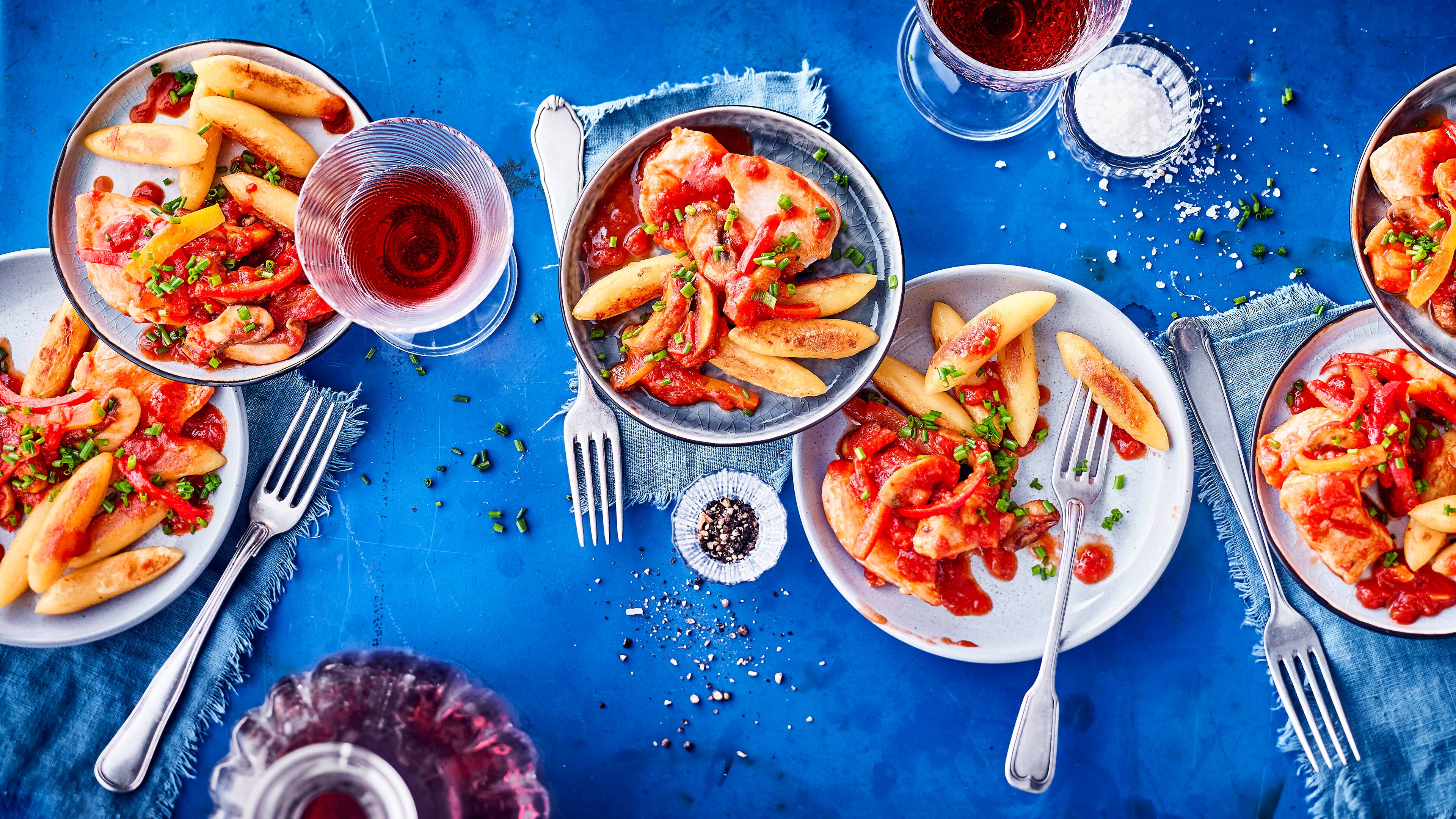 Hähnchenbrustfilet mit Tomaten Schnelles Geflügelgericht: Probieren Sie unser Hähnchenbrustfilet mit Tomaten-Paprika-Pilzgemüse und Schupfnudeln – in nur 25 Minuten servierfertig!