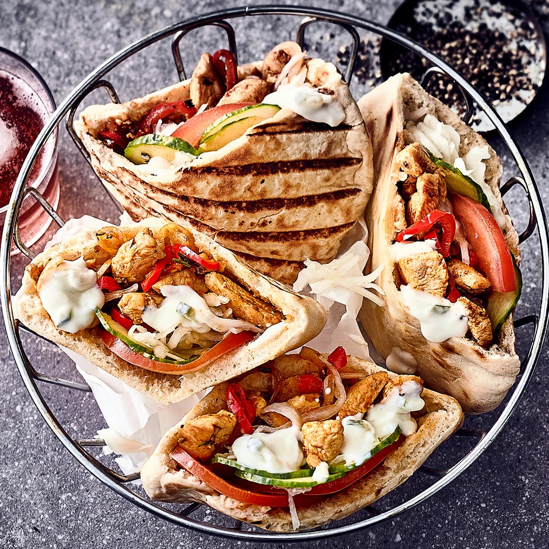 Lecker im Pita-Brot mit frischem Salat und Tzaziki serviert schmeckt das selbstgemachte und fein gewürzte Hähnchengyros besonders gut.