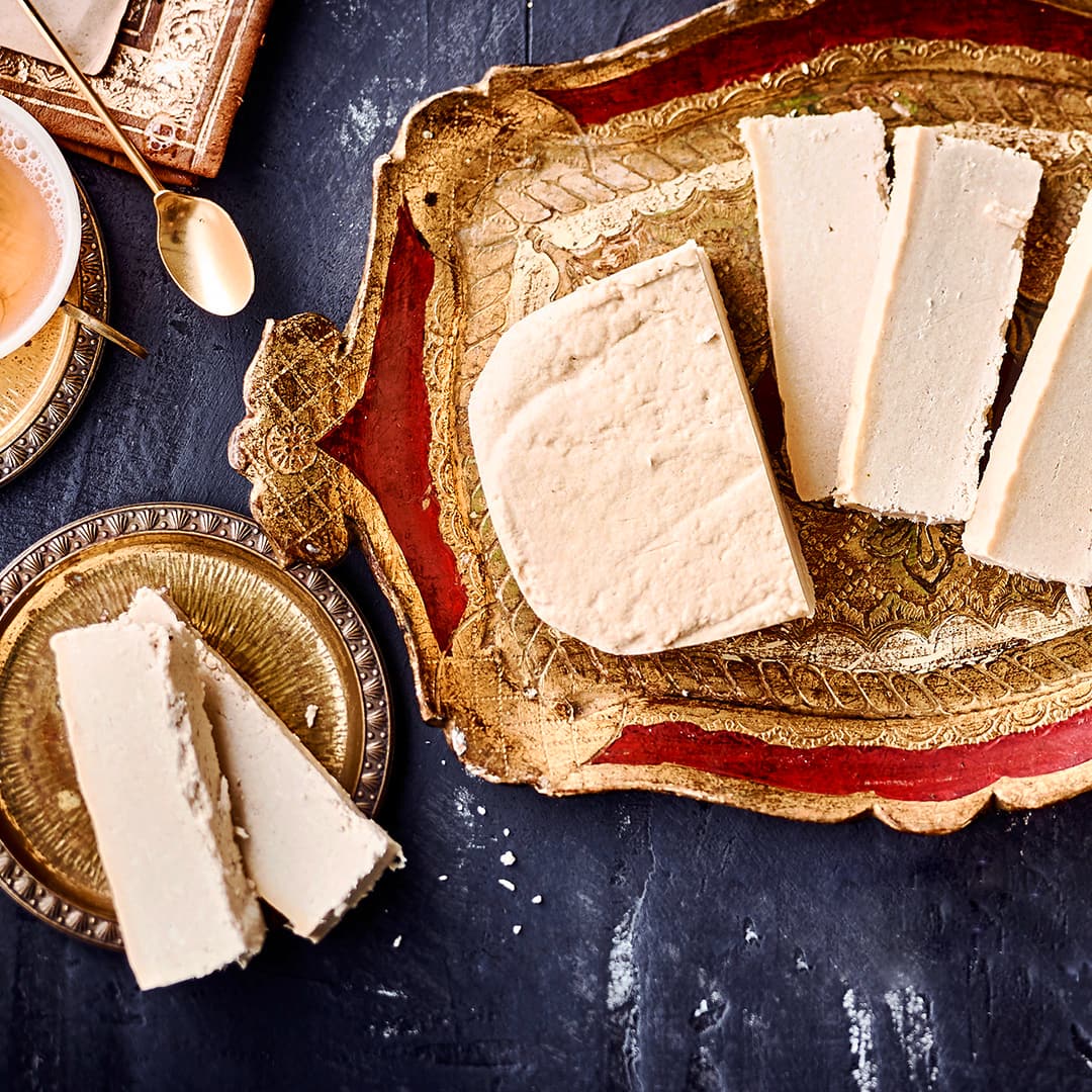 Als Süß- oder Nachspeise bekannt kommt Halva ursprünglich aus dem Orient und besteht hauptsächlich aus Sesam, Zucker und Öl.