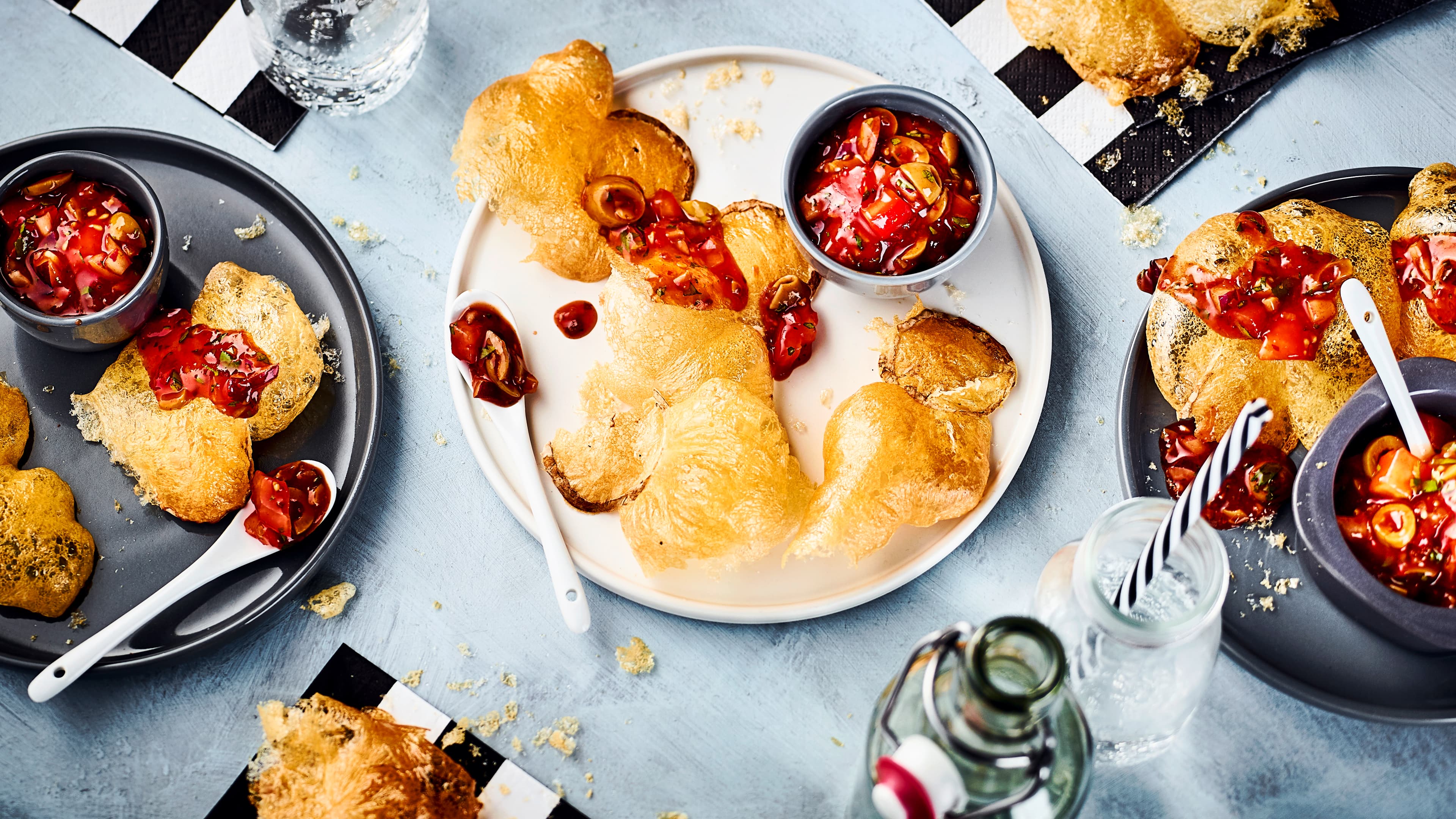 Harzer Käse Chips mit Dip Mal ein selbst gemachter Snack für den Fernsehabend: Probieren Sie unsere gebackenen Harzer-Käse-Chips mit einem Dip aus Salsa, Tomaten, Oliven und Kräutern - würzig und lecker!