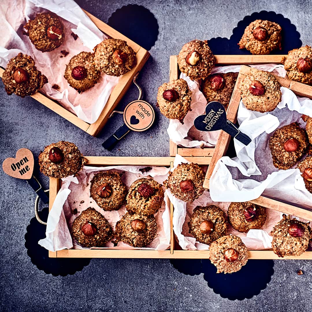 Weihnachtliche Haselnussmakronen schmecken herrlich würzig und nussig und können entweder selbst vernascht werden oder sind ein schönes Mitbringsel in der Adventszeit.