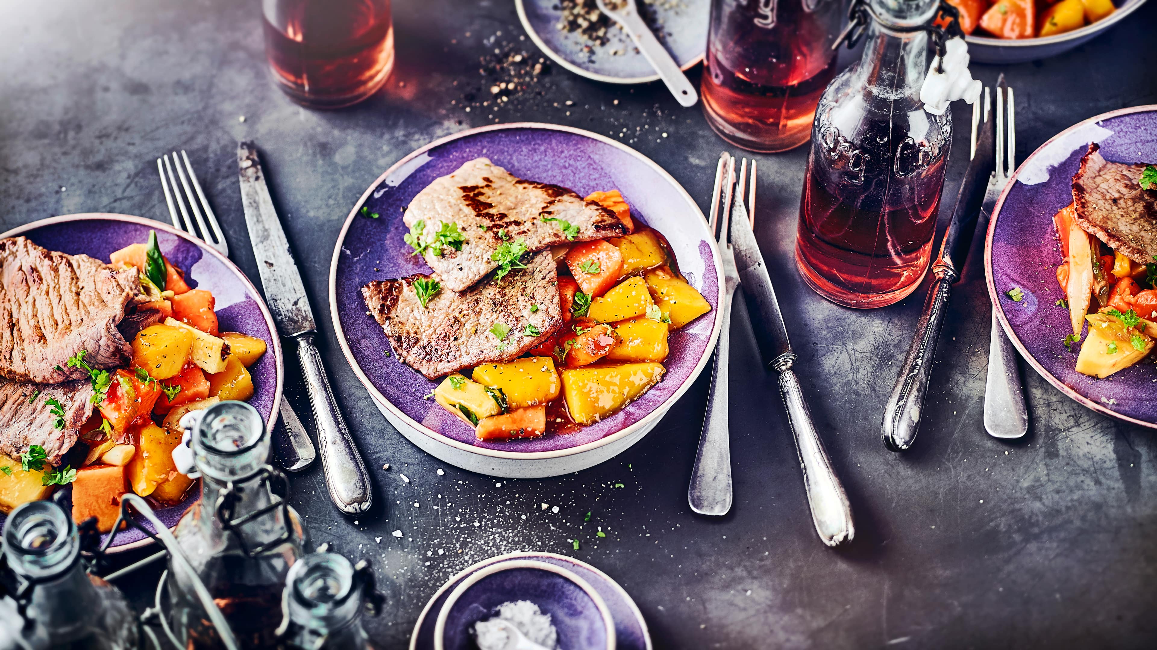 Hawaiischnitzel Hier treffen sich Kalbsschnitzel mit viel frischem Obst, Kokosmilch und exotischen Gewürzen. Dazu einfach Reis servieren und fertig sind die Hawaiischnitzel!
