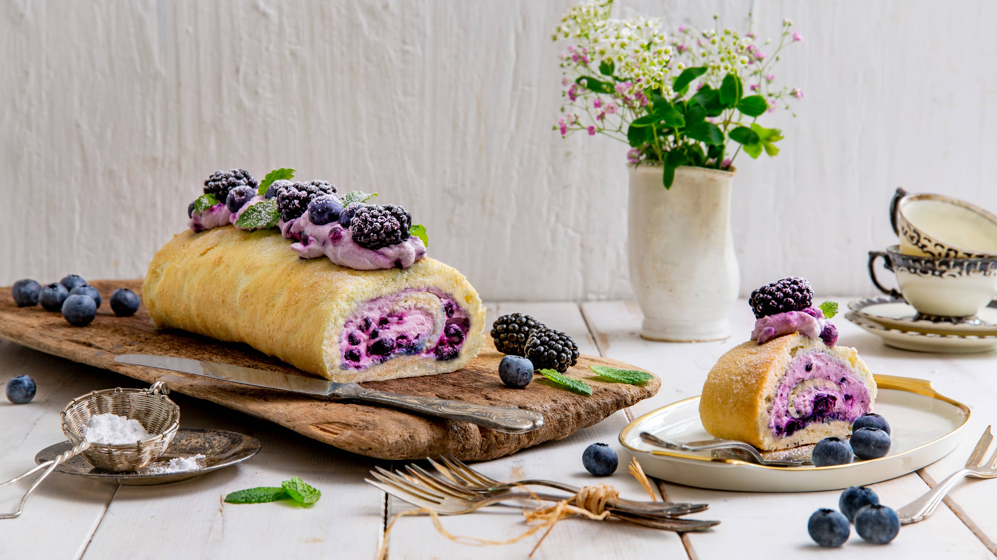 Heidelbeer-Biskuitrolle Backen Sie einen leckeren Biskuitkuchen selbst und füllen Sie ihn mit einer Heidelbeer-Sahne-Creme: Unsere fruchtige Biskuitrolle schmeckt zum Nachmittagskaffee oder als Nachtisch.