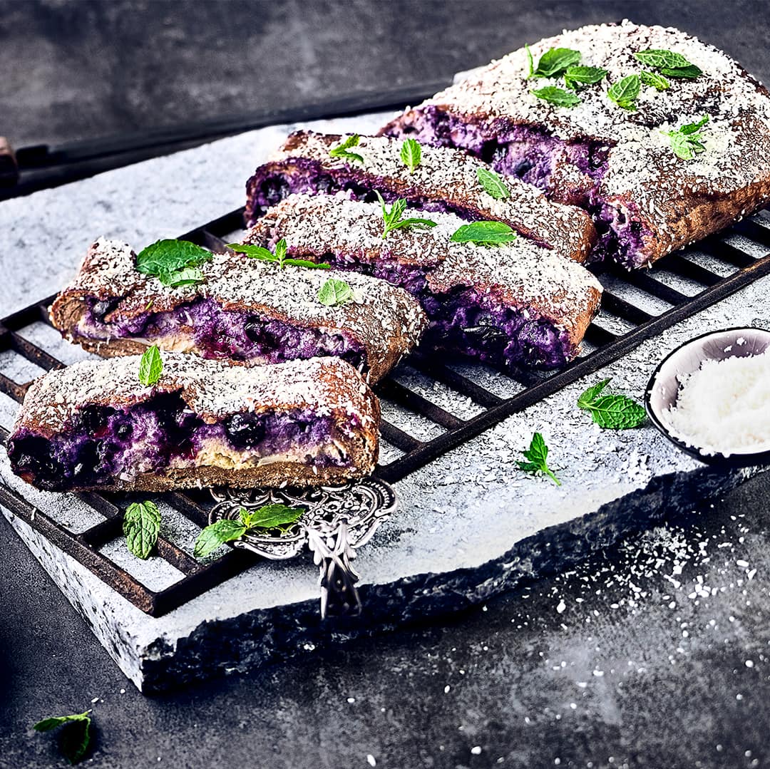 Backen Sie mit unserem Rezept einen köstlichen Heidelbeer-Strudel, der sogar vegan und laktosefrei ist! Mango und Kokos sorgen für ein exotisches Aroma.