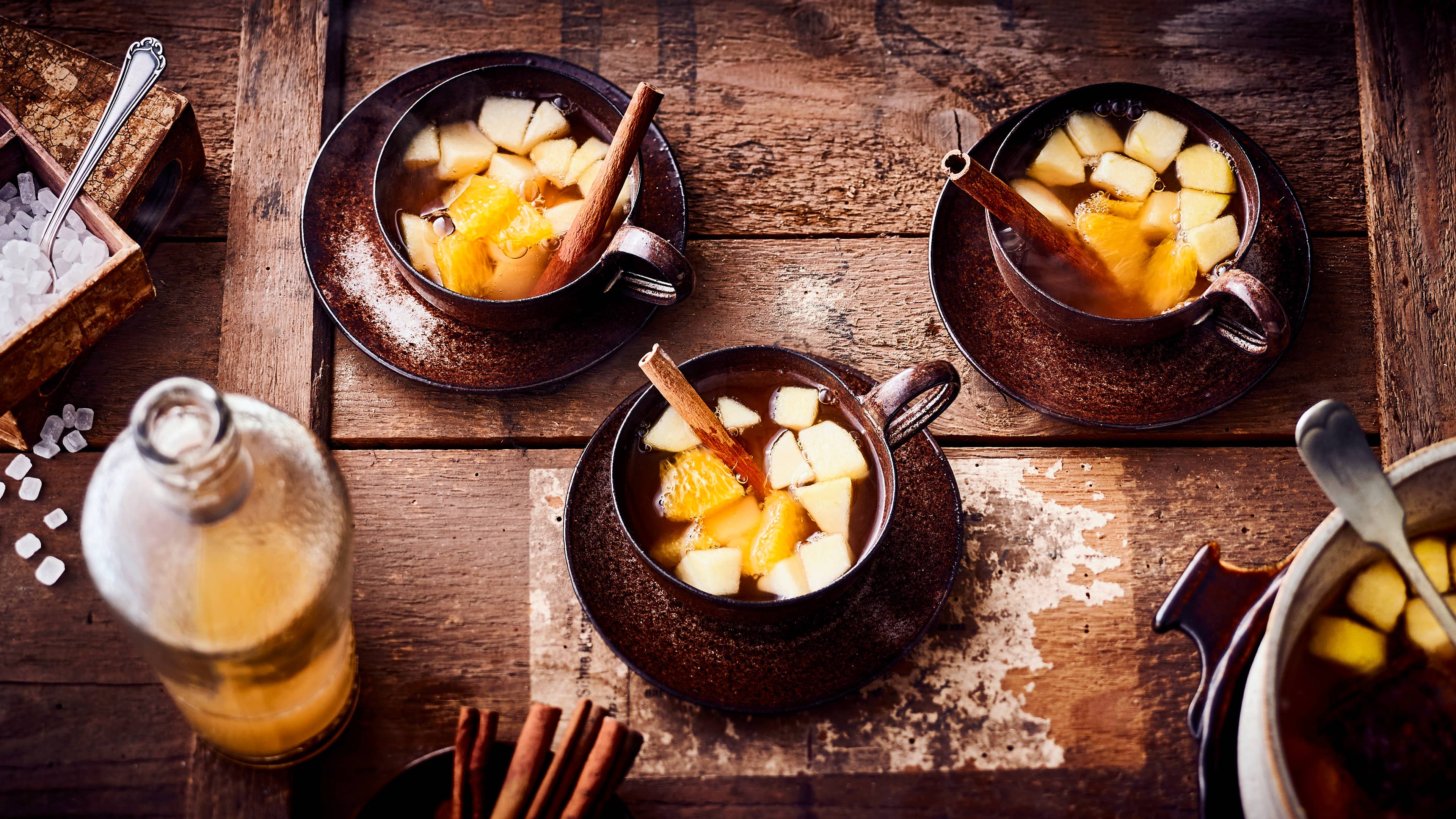 Heiße Apfelbowle Perfekt für die kalte Jahreszeit - Unser Rezept für Heiße Apfelbowle aromatisiert mit Calvados, Gewürzen und fruchtigen Apfel- und Orangenwürfel.