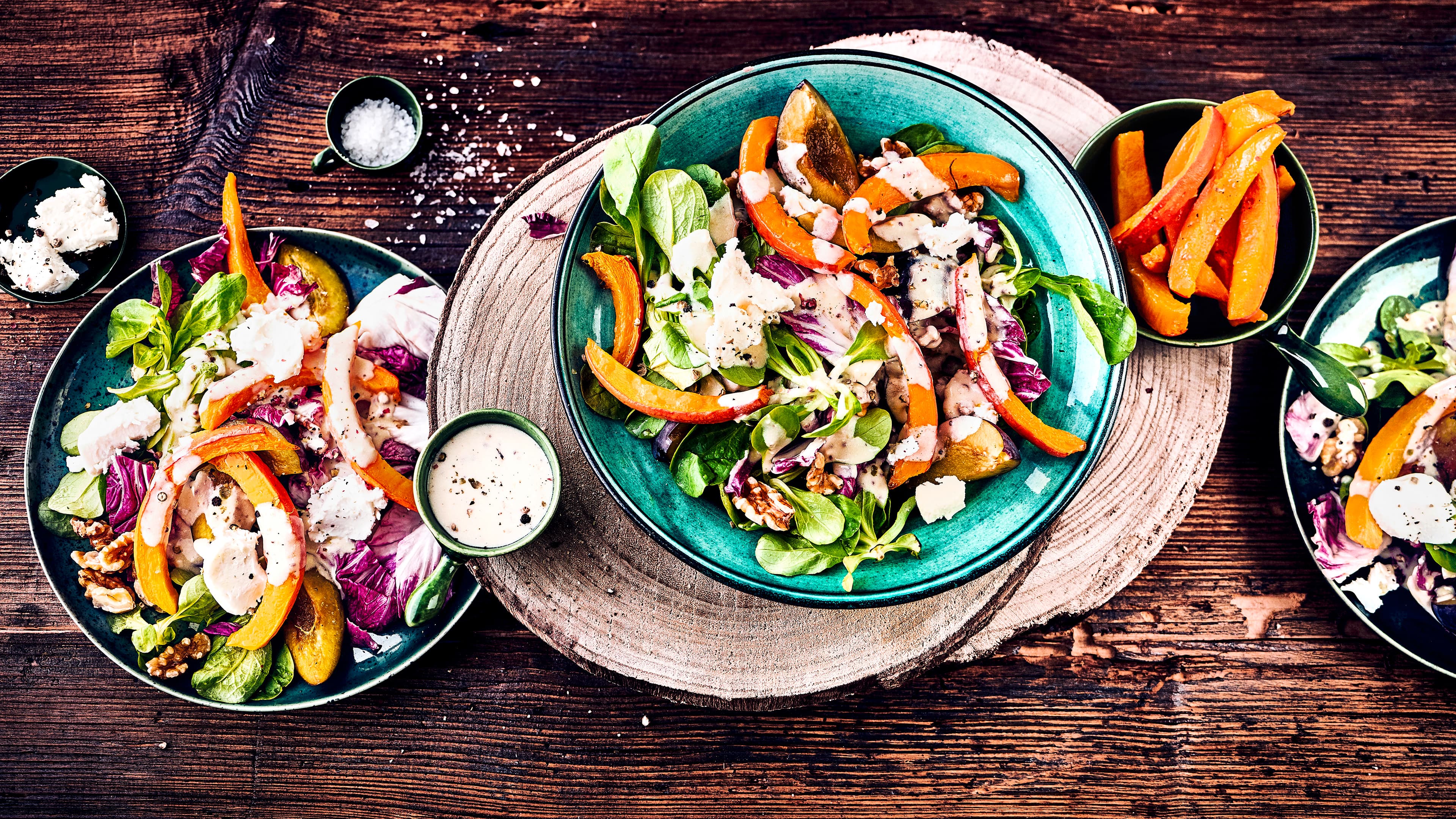Herbstlicher Salat mit Käse Erfrischende Zwischenmahlzeit: Probieren Sie unseren herbstlichen Salat mit Käse mit Feldsalat, Pflaumen, Hokkaido-Kürbis und Ziegenkäse.