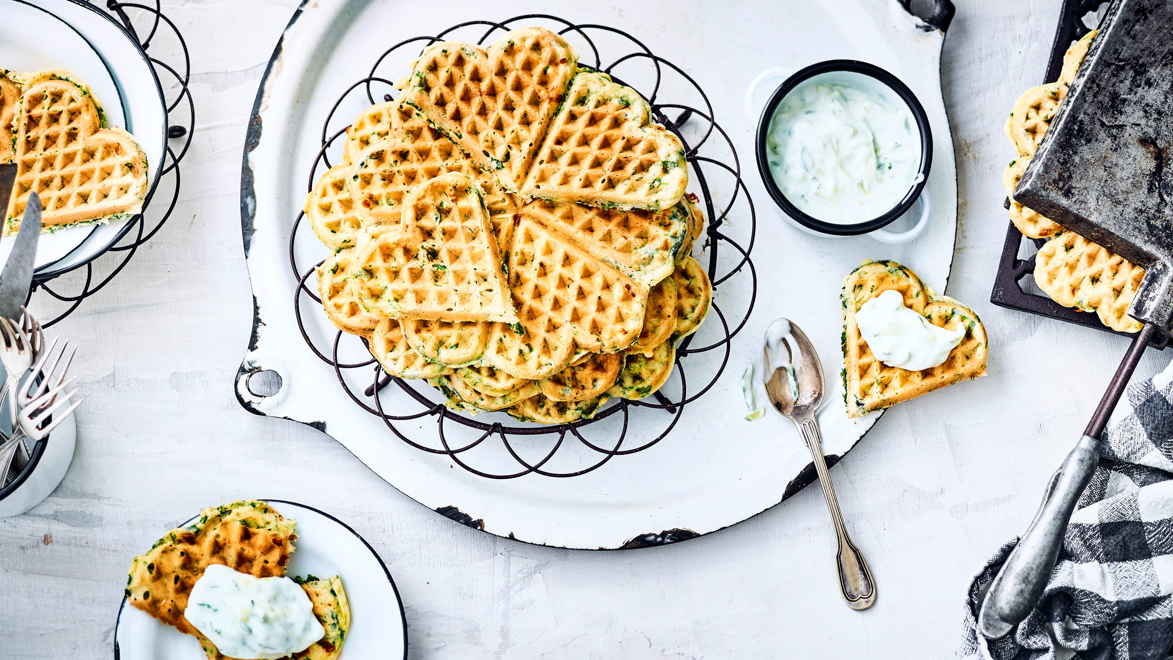 Herzhafte Spinatwaffeln Ob als Snack zwischendurch oder als Hauptgericht: Herzhafte Waffeln mit Spinat und Feta machen Appetit auf mehr. Sie schmecken kalt ebenso gut wie warm - Probieren Sie es aus!