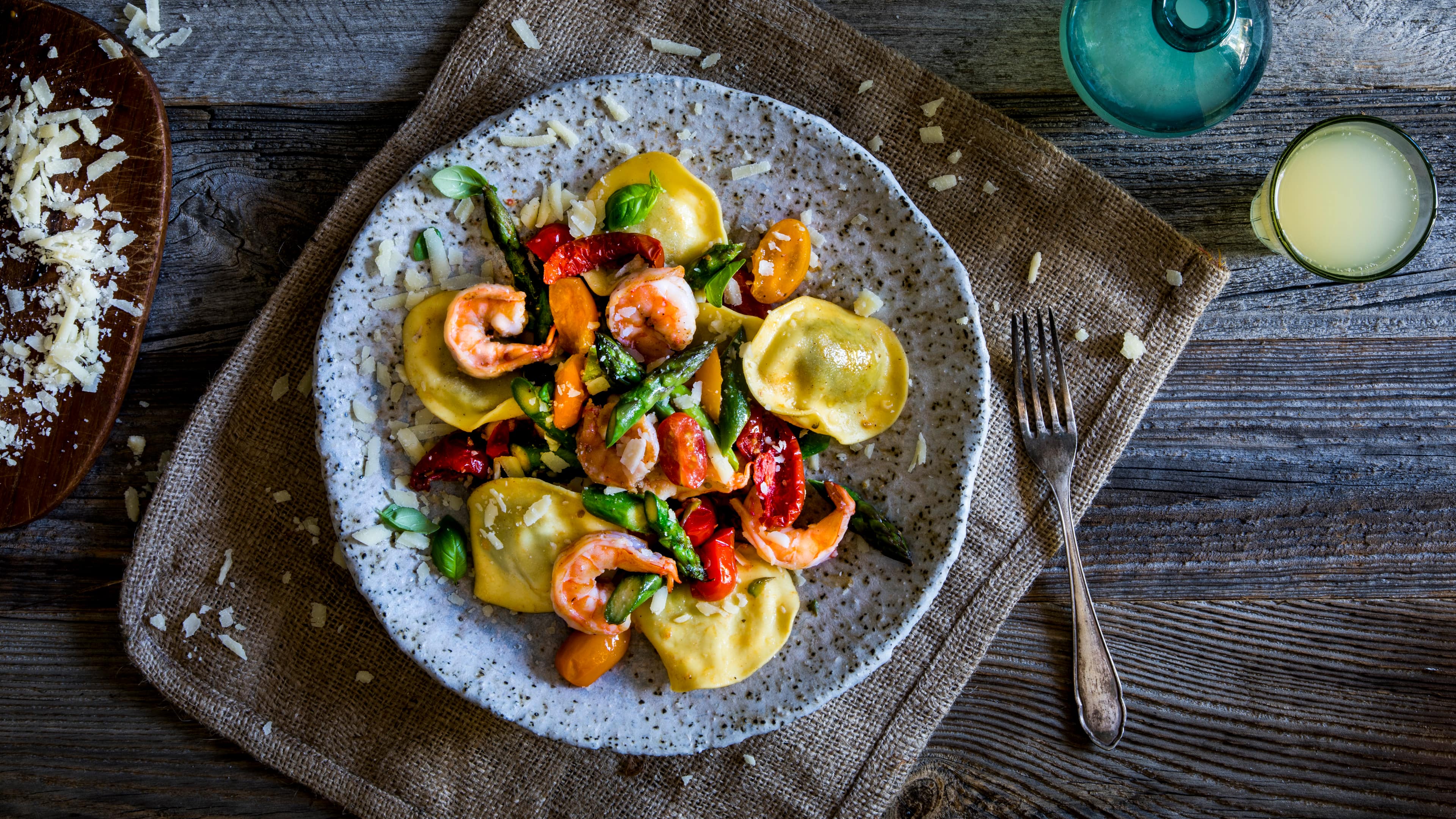 Tortelli mit Garnelen Das ist echter Pastagenuss: Lecker gefüllte Tortellis und dazu Garnelen mit grünem Spargel - ganz einfach und ein echter Genuss!
