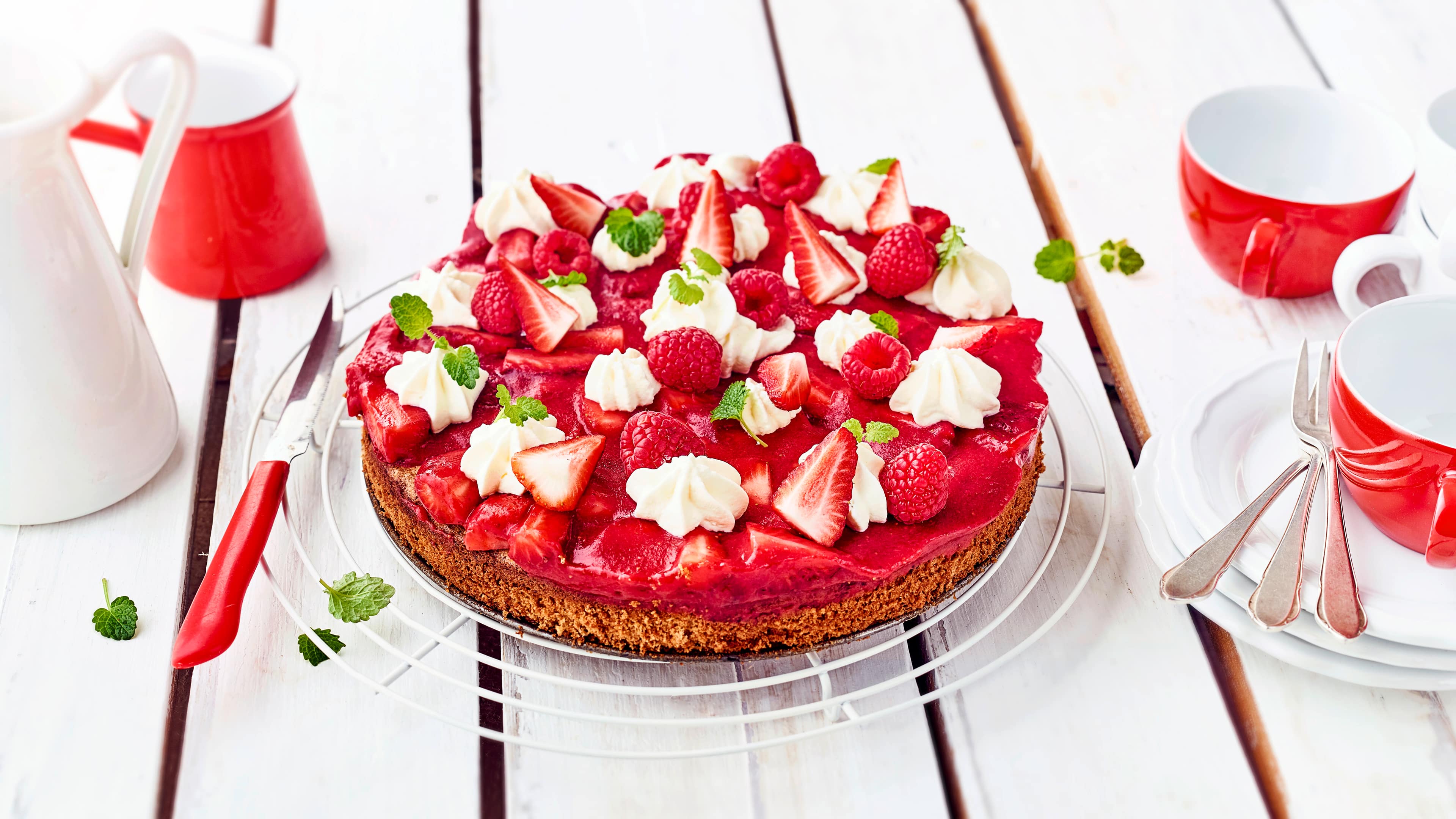 Himbeer-Erdbeer-Torte Fruchtiges für Ihre Kaffeetafel: Probieren Sie unsere Erdbeer-Himbeer-Torte mit leckerem Teig aus Dinkelvollkornmehl und gemahlenen Mandeln!