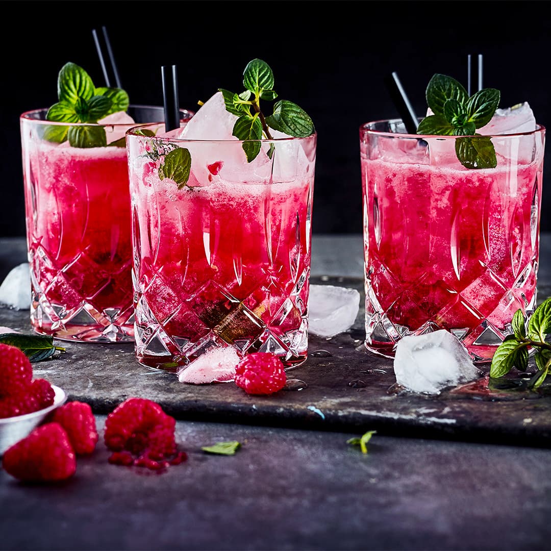 So lecker fruchtig schmeckt unser Himbeer Mojito! Die Himbeeren harmonieren wunderbar mit der Minze und Limette. Unbedingt an einem lauen Sommerabend probieren und den Gästen servieren!
