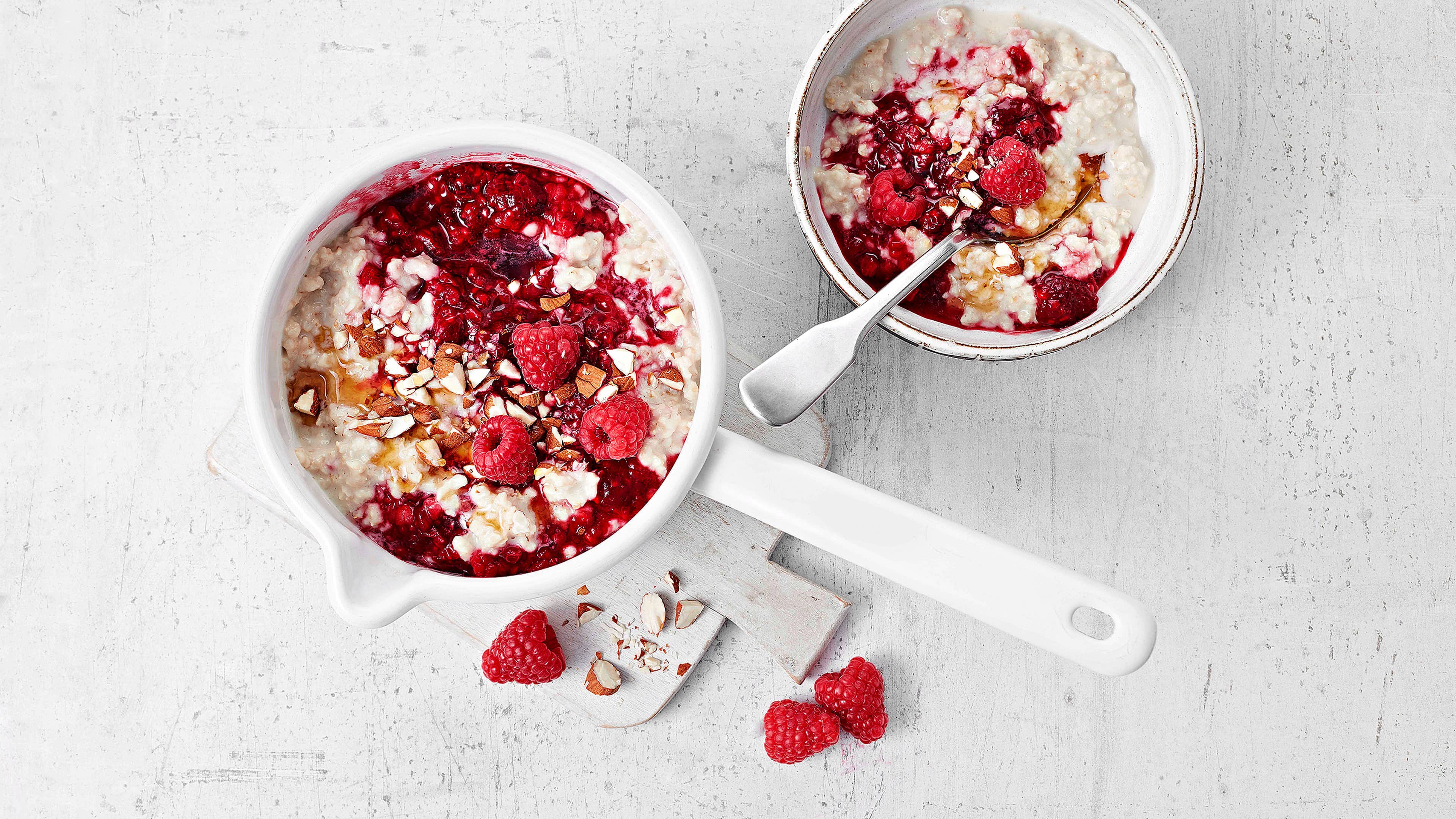 Himbeer-Porridge mit Mandeln Himbeer-Porridge mit Mandeln