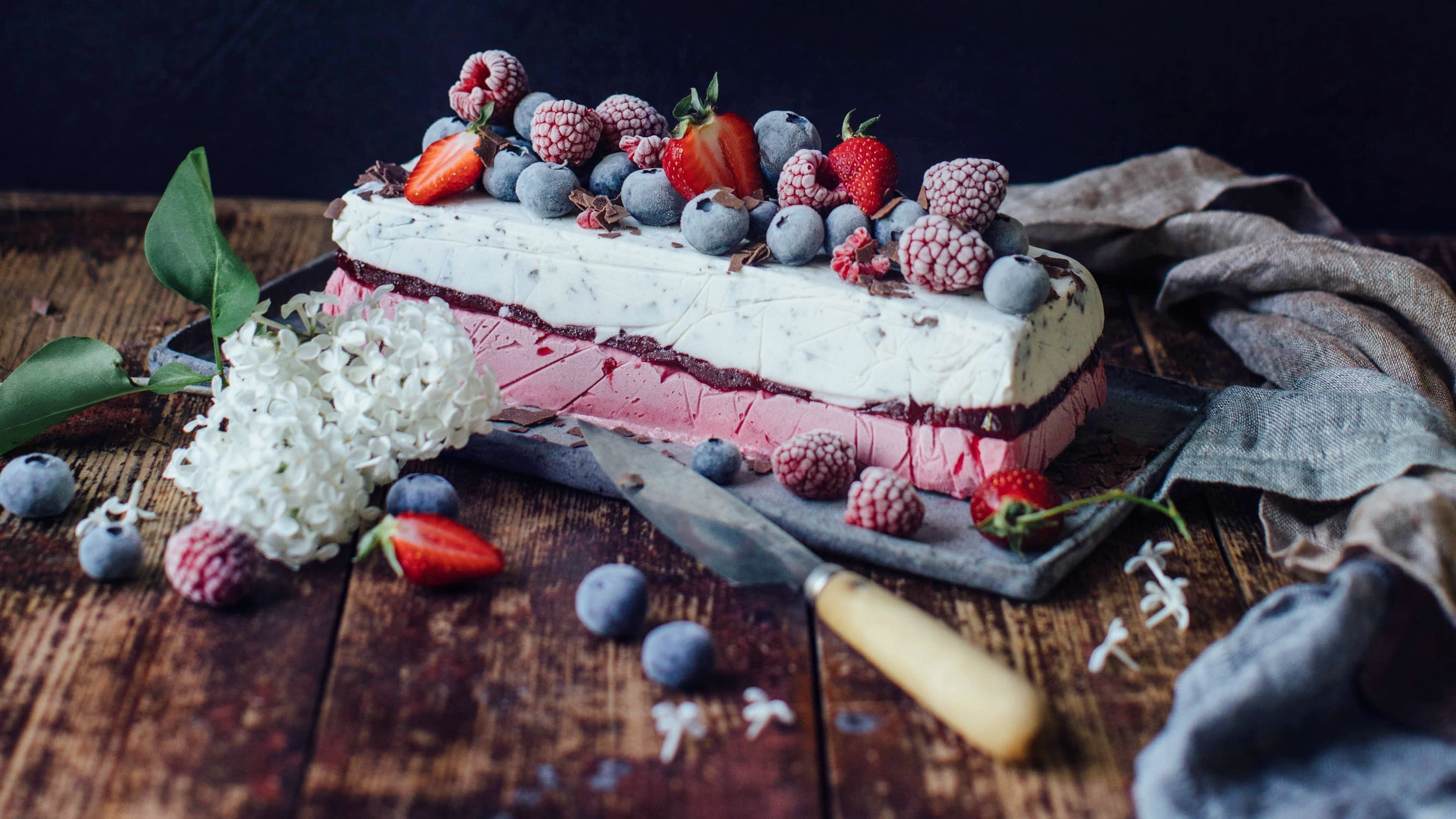 Himbeer-Stracciatella-Parfait An heißen Tagen ist diese Eistorte der perfekte Kuchenersatz. Die Mischung aus Himbeeren und Stracciatella ist ideal für heiße Sommertage.
