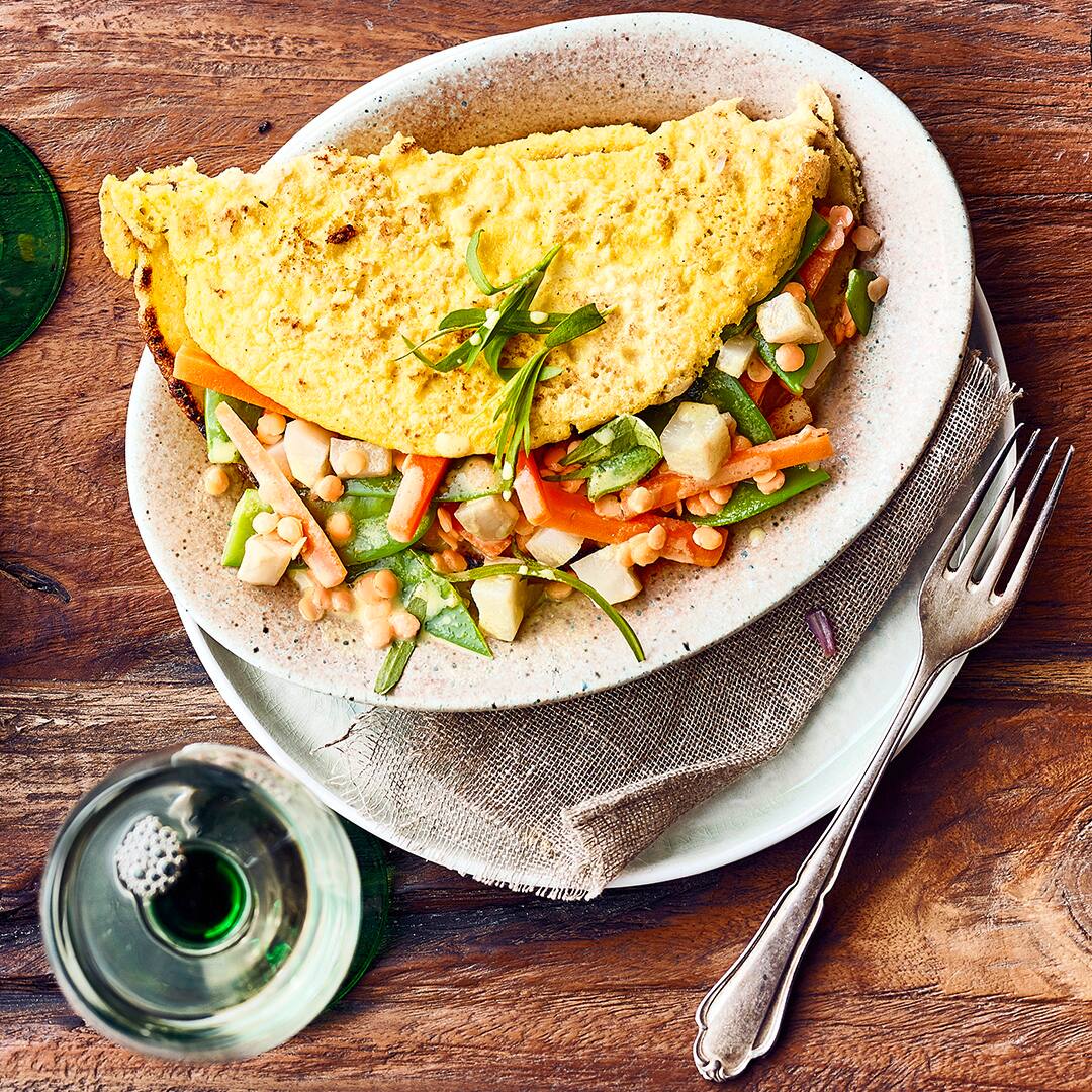 Probieren Sie unsere Hirsepfannkuchen mit herzhafter Füllung aus Topinambur, Zuckerschoten und roten Linsen in Kokosmilch – ganz ohne Laktose und Gluten!