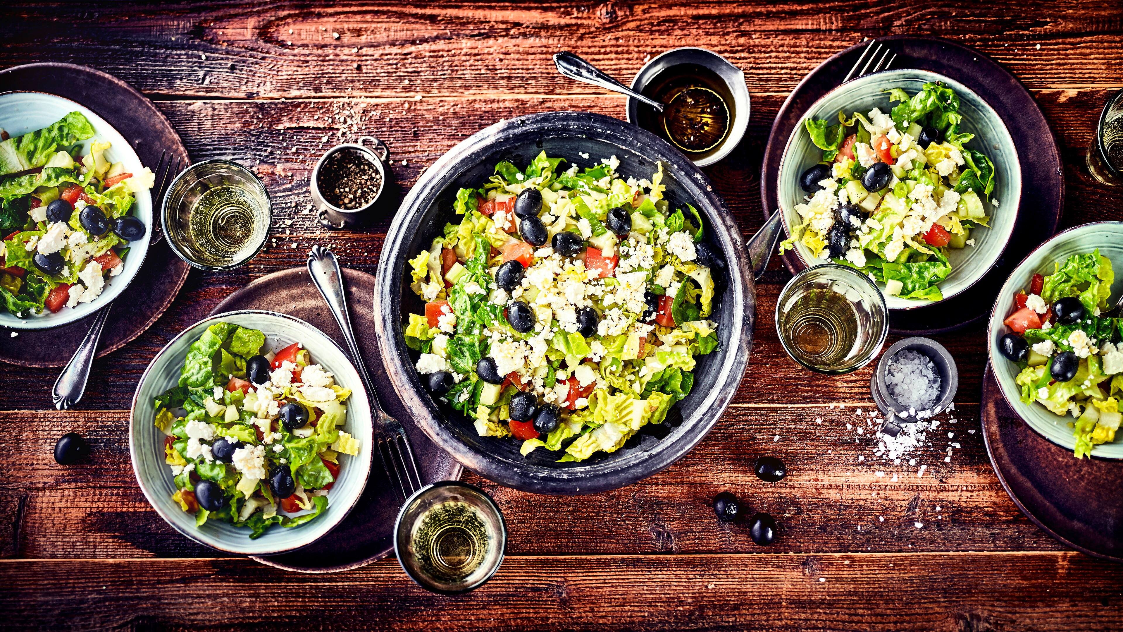 Hirtensalat HirtensalatLeicht und mediterran – knackiges Gemüse, geschmacklich abgerundet mit herzhaftem Feta: Unser Hirtensalat schmeckt als Snack oder als Hauptgericht.