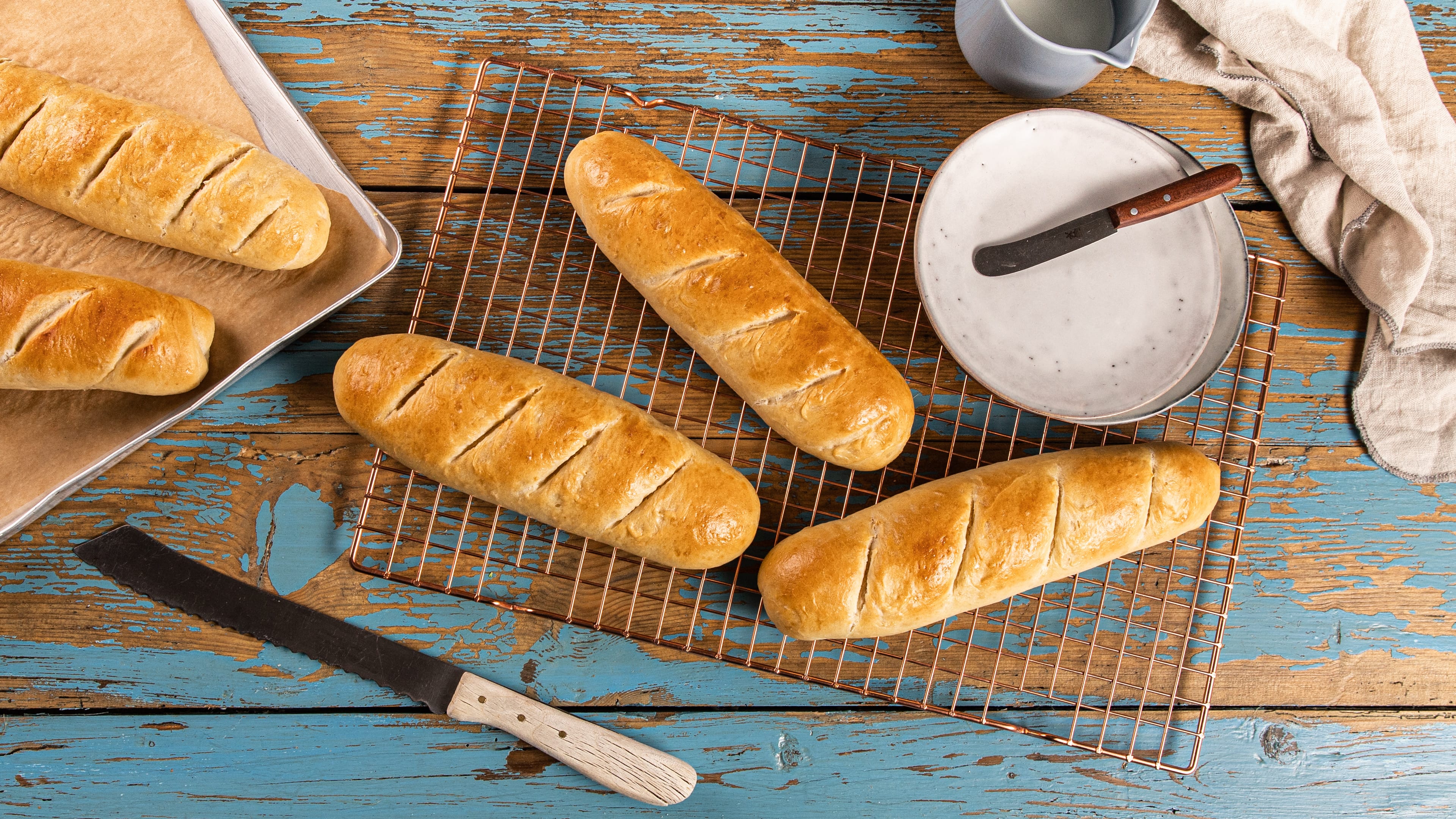 Hoagie Rolls Diese Brioche-Sandwichbrötchen müssen Sie unbedingt einmal ausprobieren: Klassische Hoagie Rolls aus Milch, Mehl, Hefe, Öl und Honig.