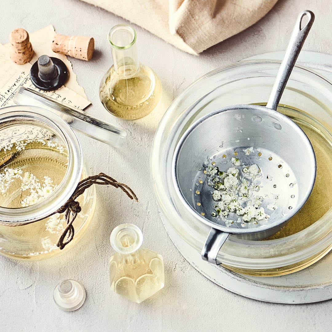 Dank ihres intensiven Geschmacks verfeinert die Holunderblüte diverse Gerichte: Probieren Sie unser Rezept für einen selbstgemachten Essig aus dieser Pflanze – mit Weißwein und Zucker!