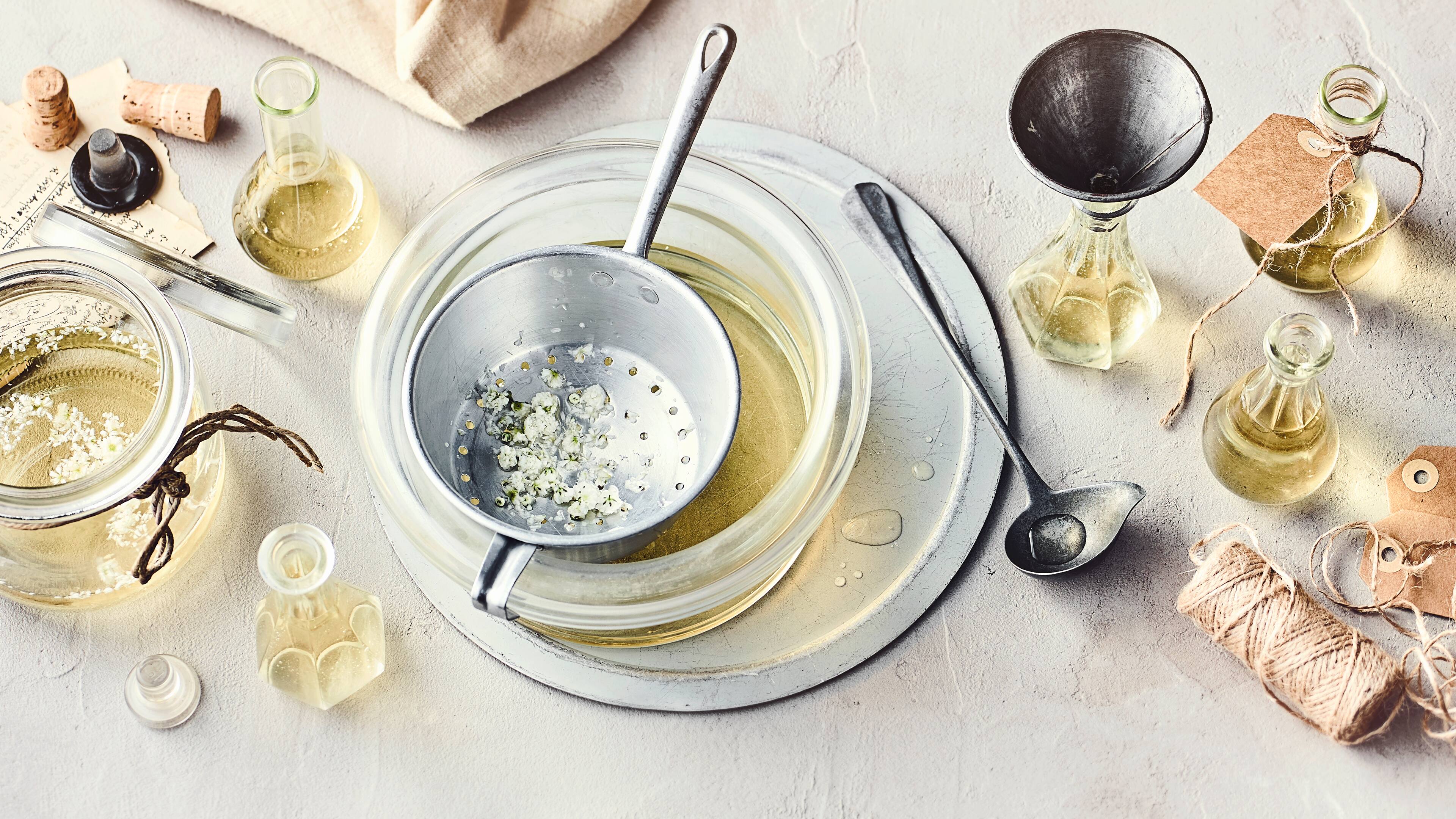 Holunderblüten-Essig Dank ihres intensiven Geschmacks verfeinert die Holunderblüte diverse Gerichte: Probieren Sie unser Rezept für einen selbstgemachten Essig aus dieser Pflanze – mit Weißwein und Zucker!