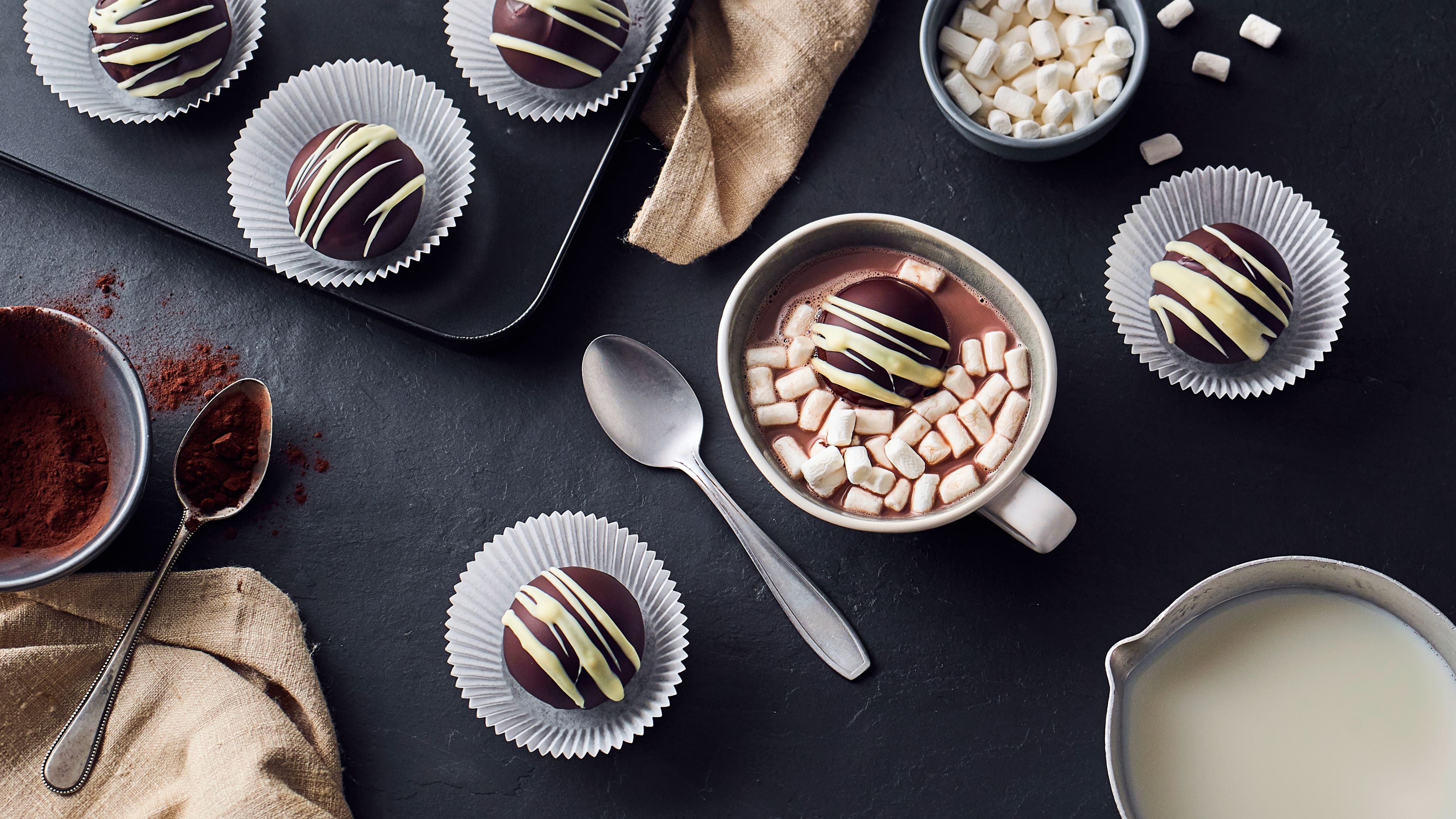 Hot Chocolate Cocoa Bombs Entdecken Sie den neuen Trend Hot Chocolate Cocoa Bombs. Die hübschen Schokoladen-Kugeln enthüllen ihr leckeres Geheimnis aus Marshmallows und Kakao-Pulver, wenn Sie diese mit heißer Milch in der Tasse übergießen. Ein Spaß für Groß und Klein!