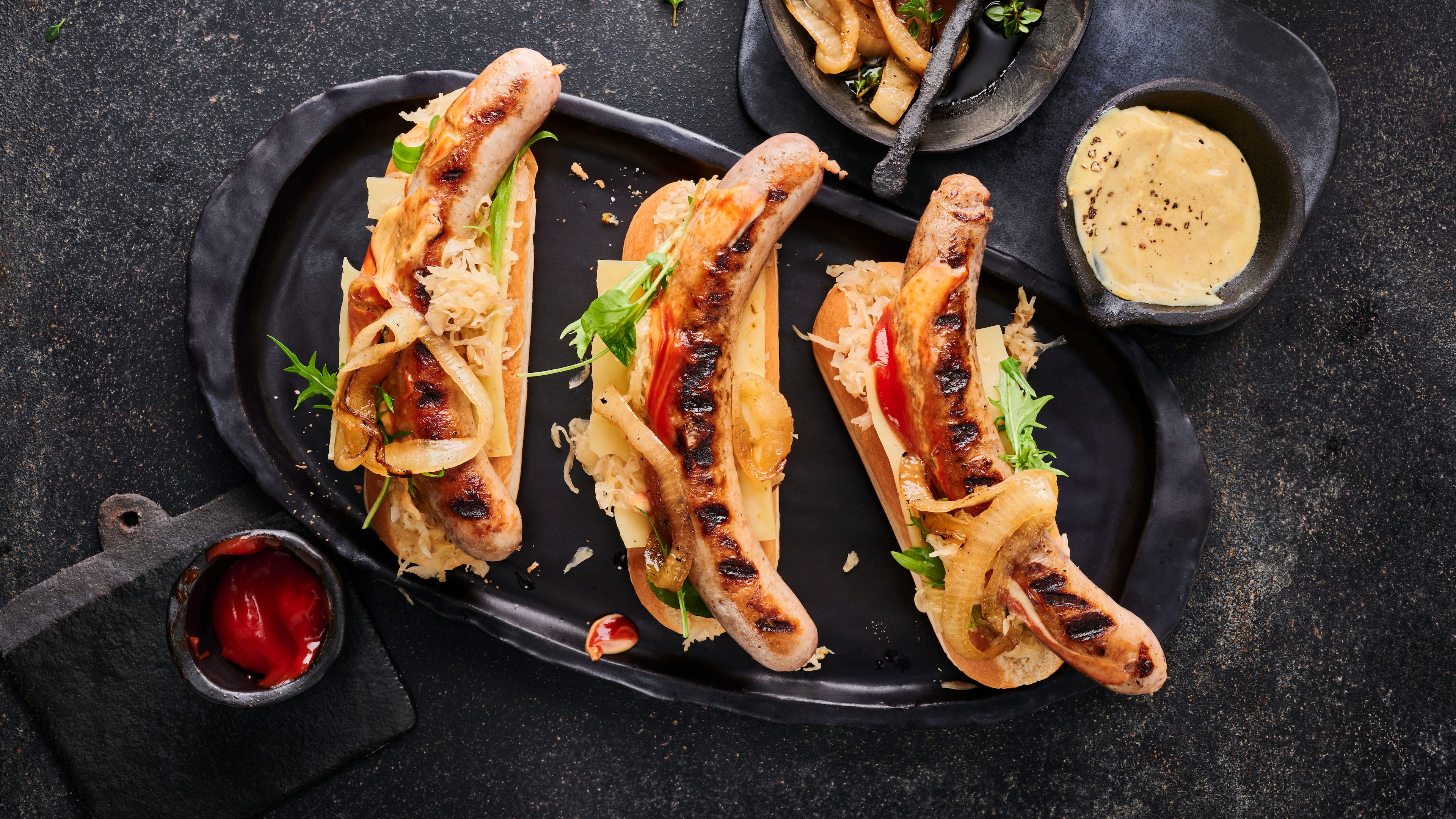 Hot-Dogs mit Sauerkraut und Grillzwiebeln Hot-Dogs mit Sauerkraut und Grillzwiebeln