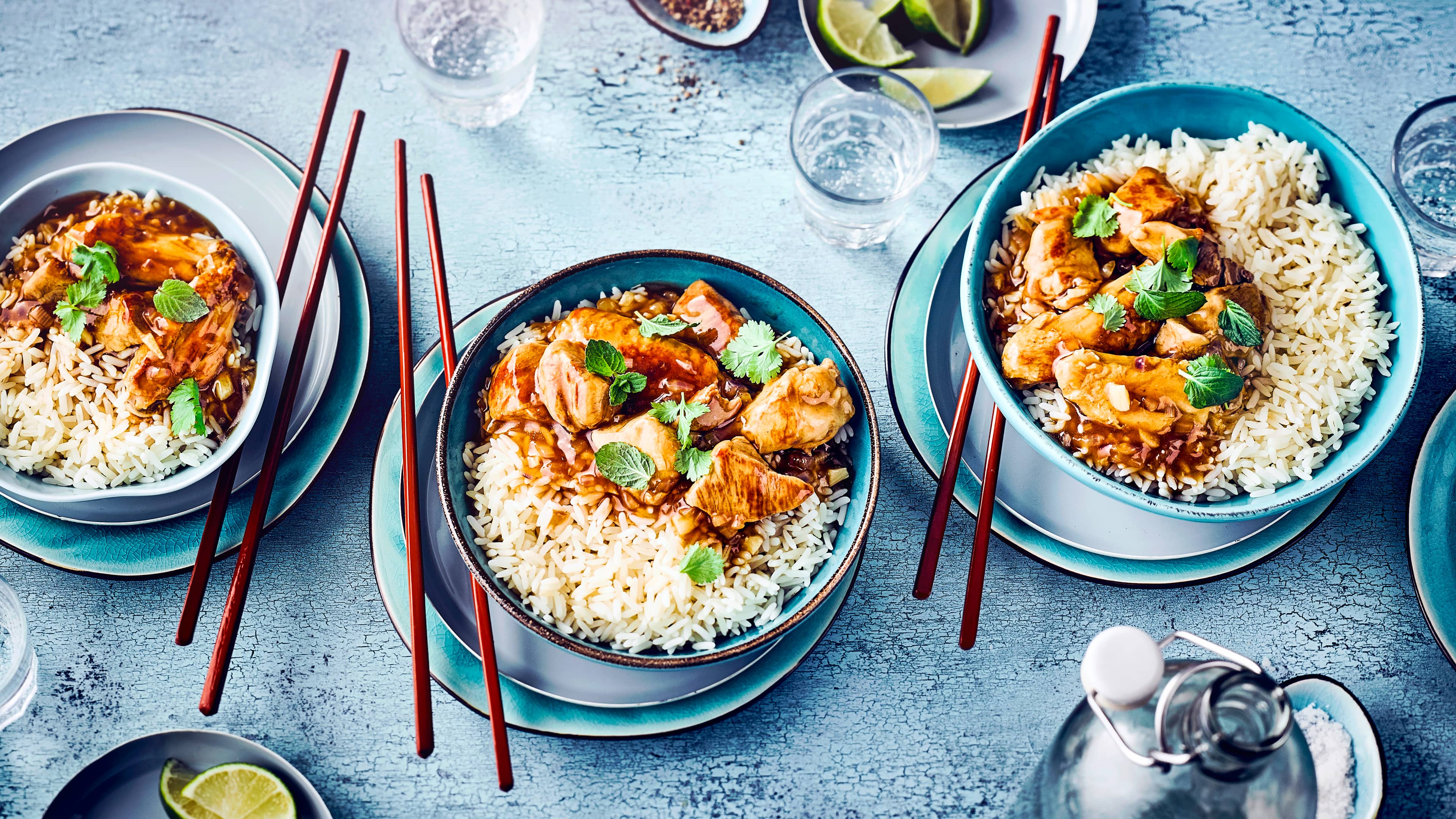 Hühnchen „Adobo“ Adobo bedeutet Marinade oder Würze. Sojasauce, Sternanis, Piment und Zimt machen den würzig, süßlichen Geschmack des Philippinischen Hühnchen „Adobo“ erst aus.