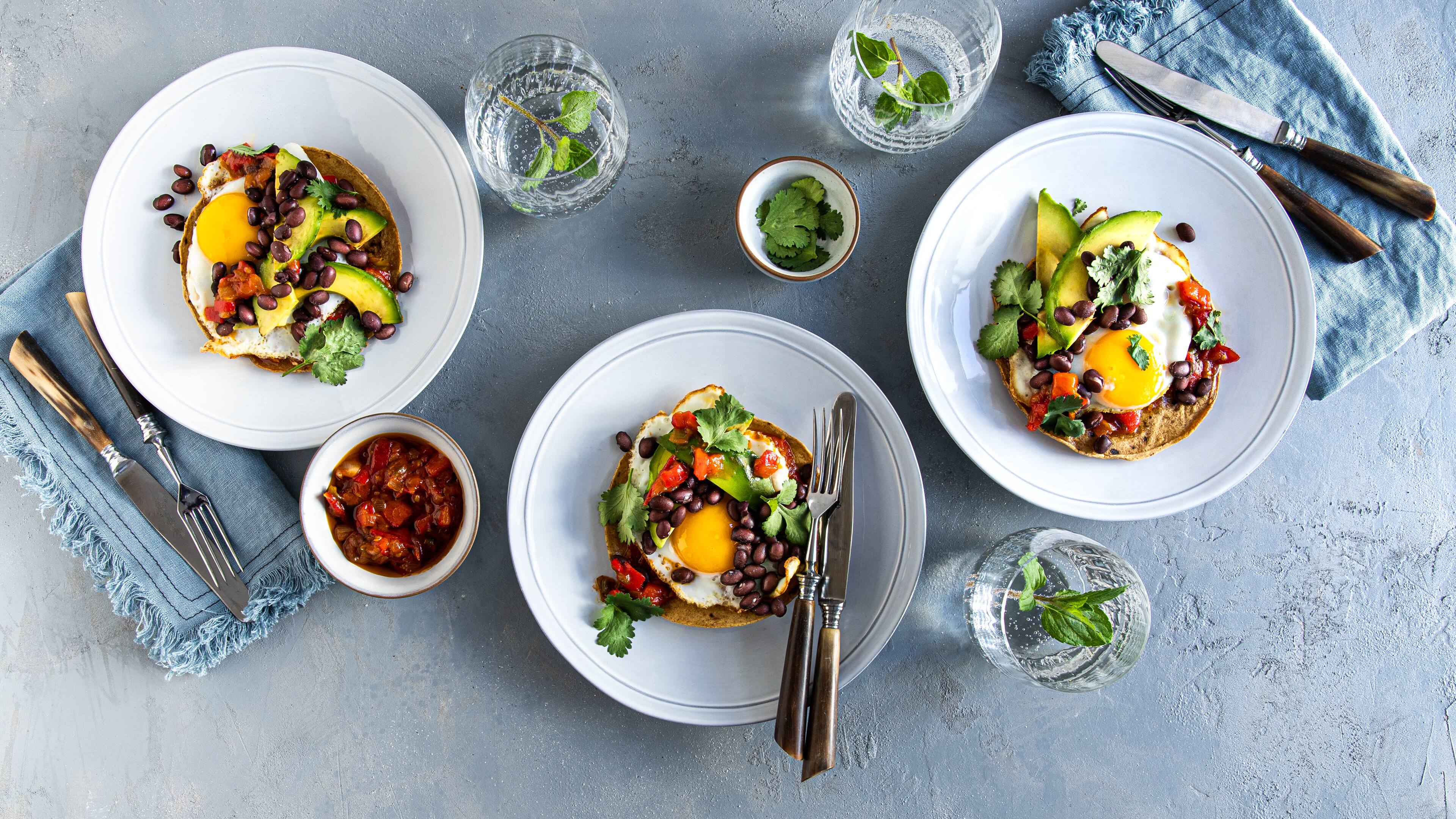 Huevos Rancheros Traditionell ein Frühstücksgericht wobei wir es auch am Mittag oder Abend essen könnten: Huevos Rancheros sind mit Bohnen, Avocado und Spiegeleiern belegte Mais-Tortillas.